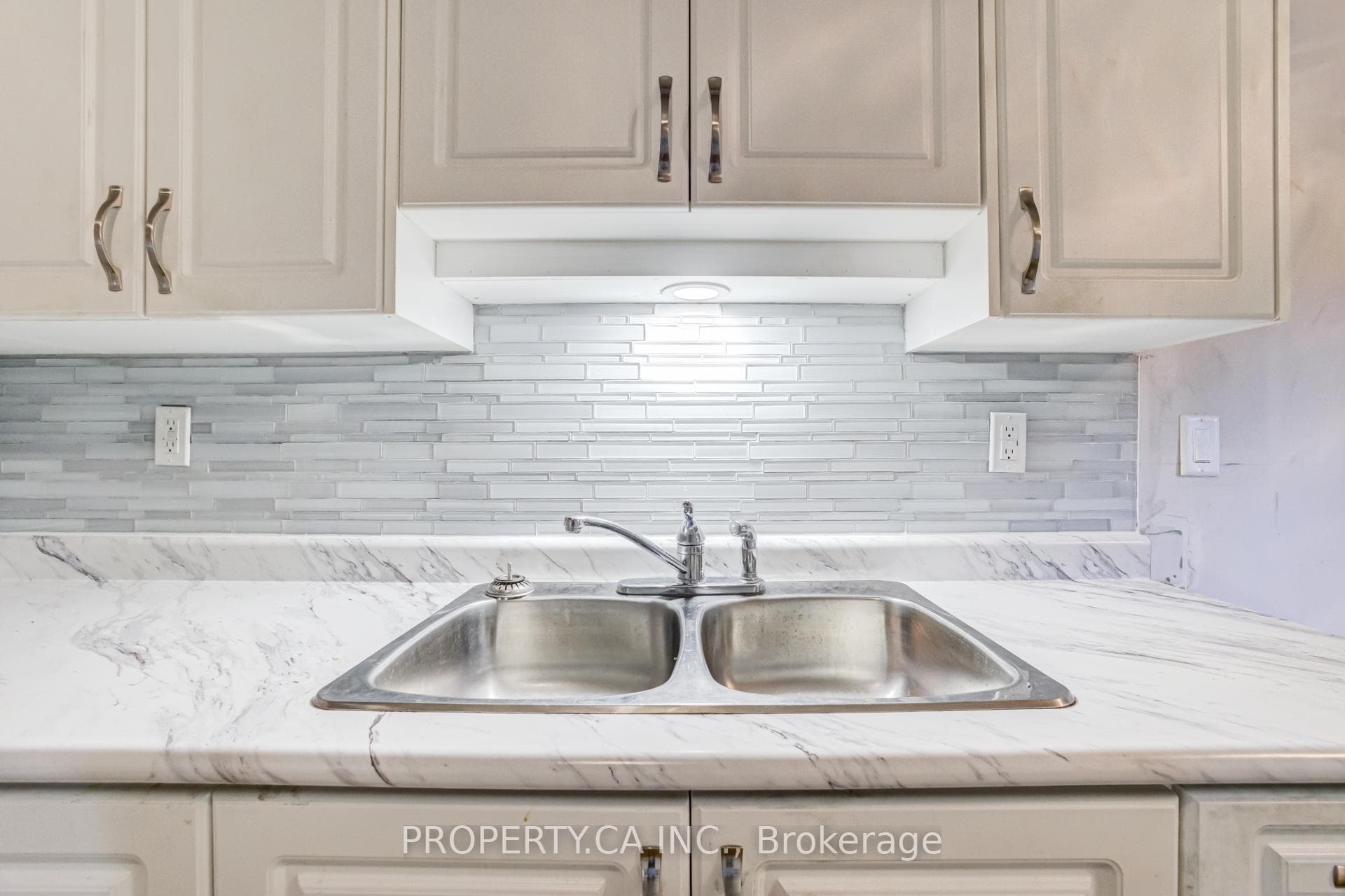 597 Rhodes Avenue photo 12