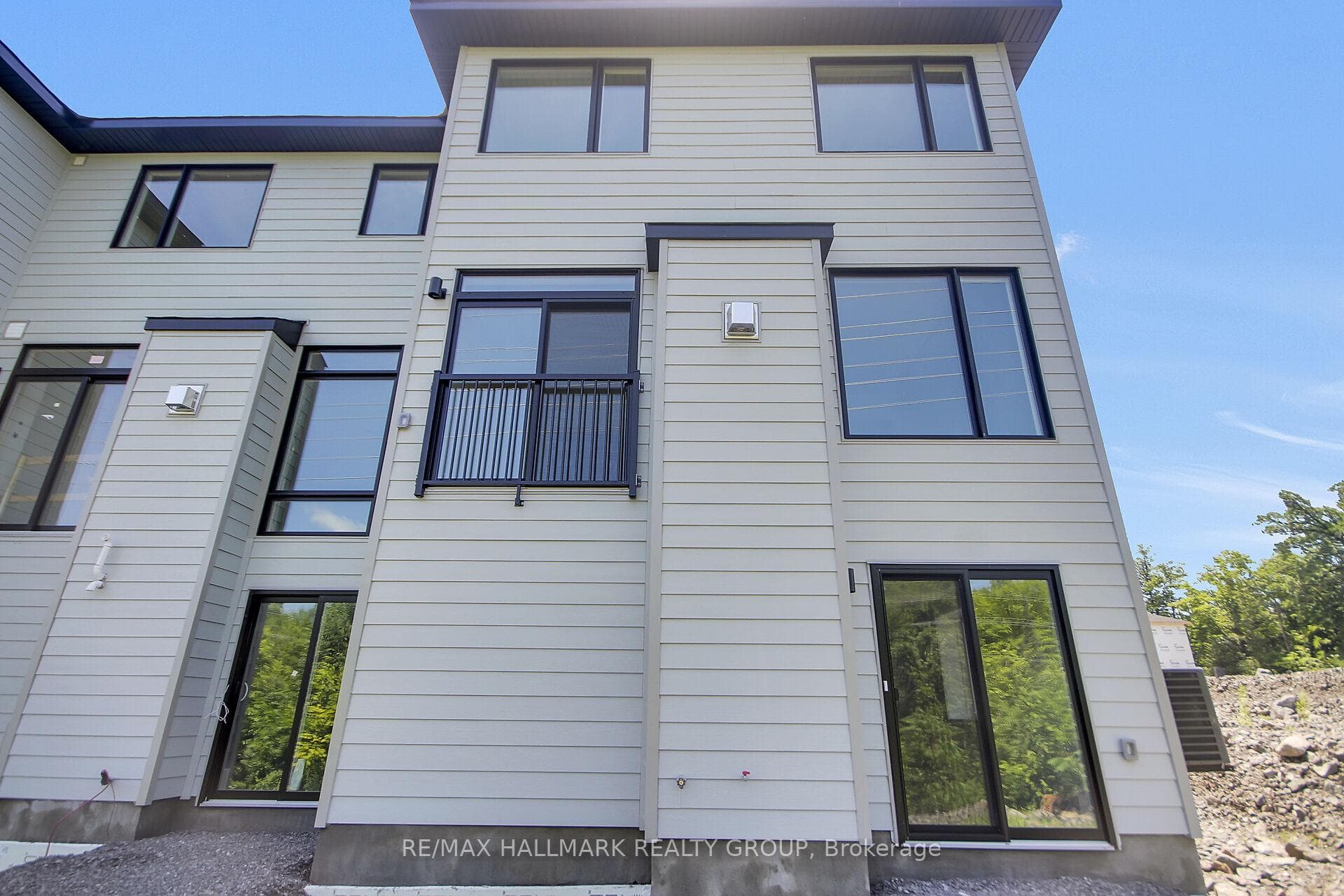 749 NEWSTEAD Crescent photo 45