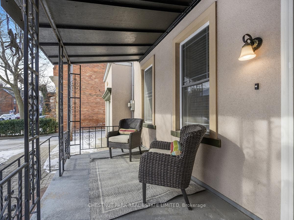 318 Carlton Street photo 2