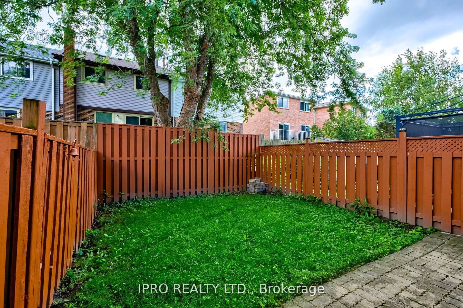 31 Barrington Crescent photo 32