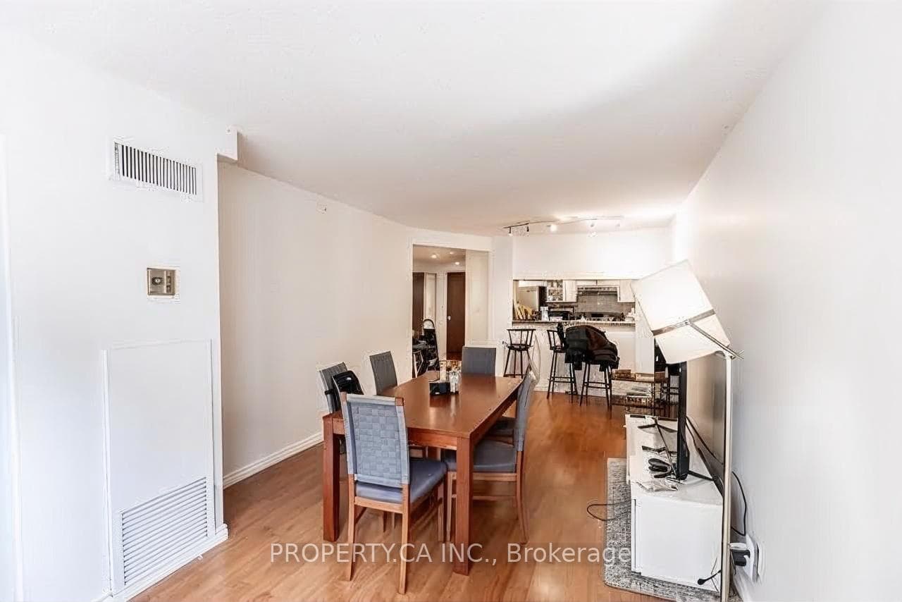 717 Bay Street Unit 1402 photo 2