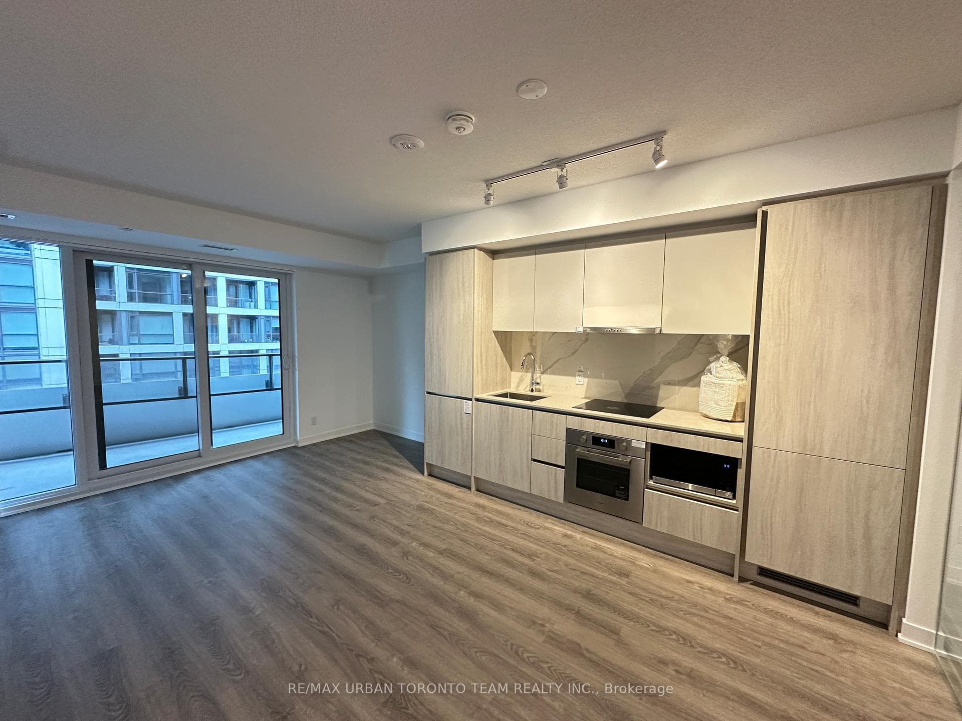 180 Front Street Unit 608 photo 1