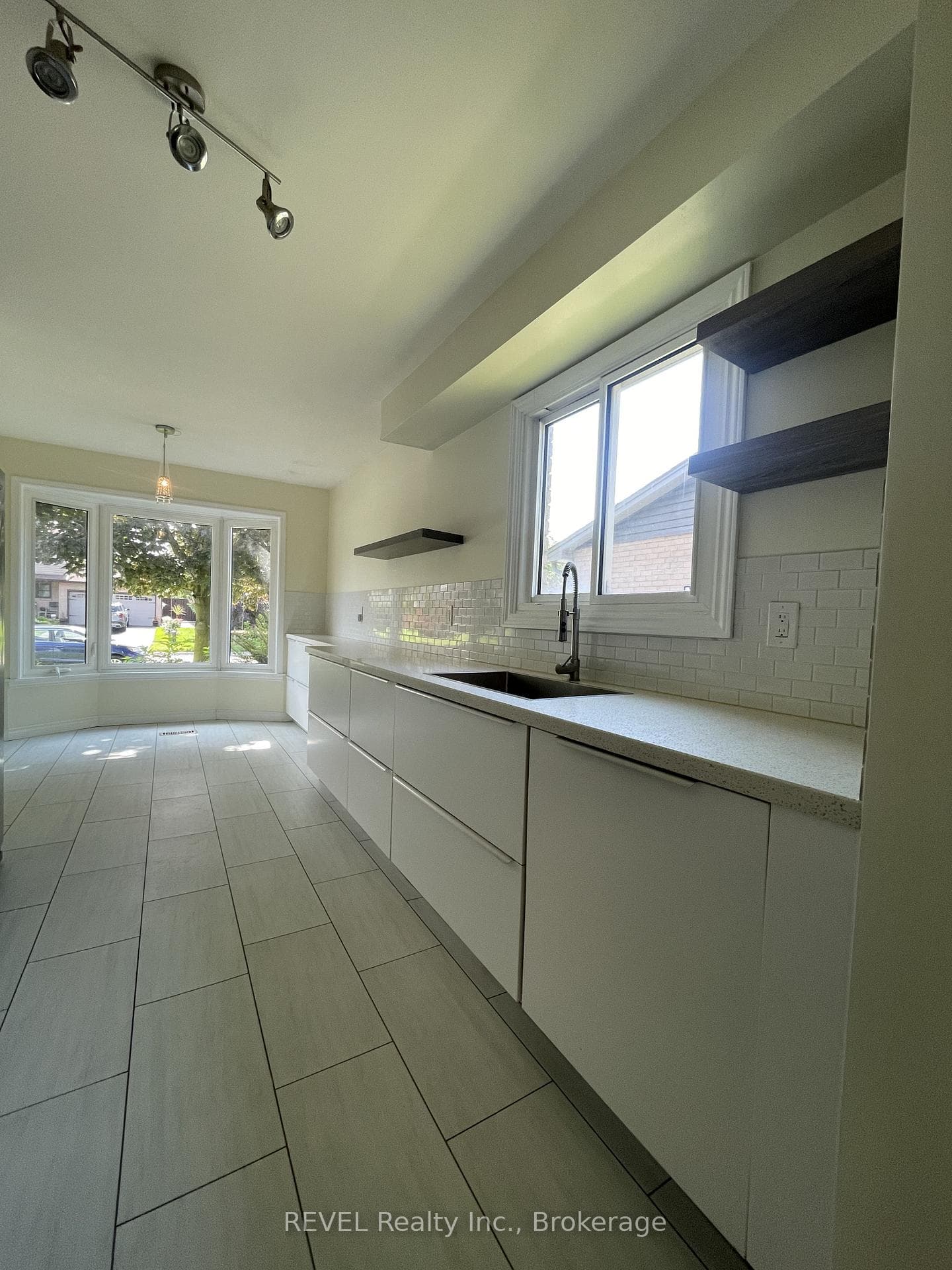 24 Rembrandt Drive photo 6