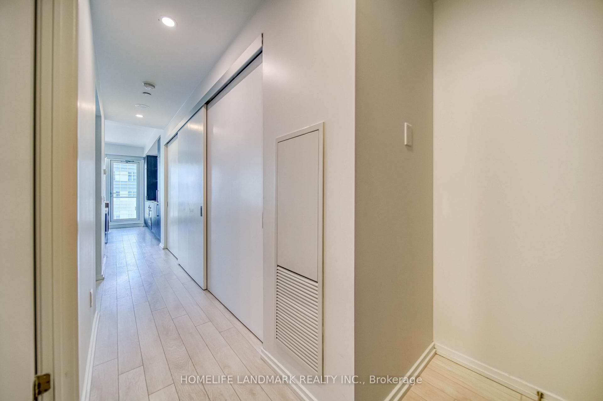 197 Yonge Street Unit 1703 photo 4