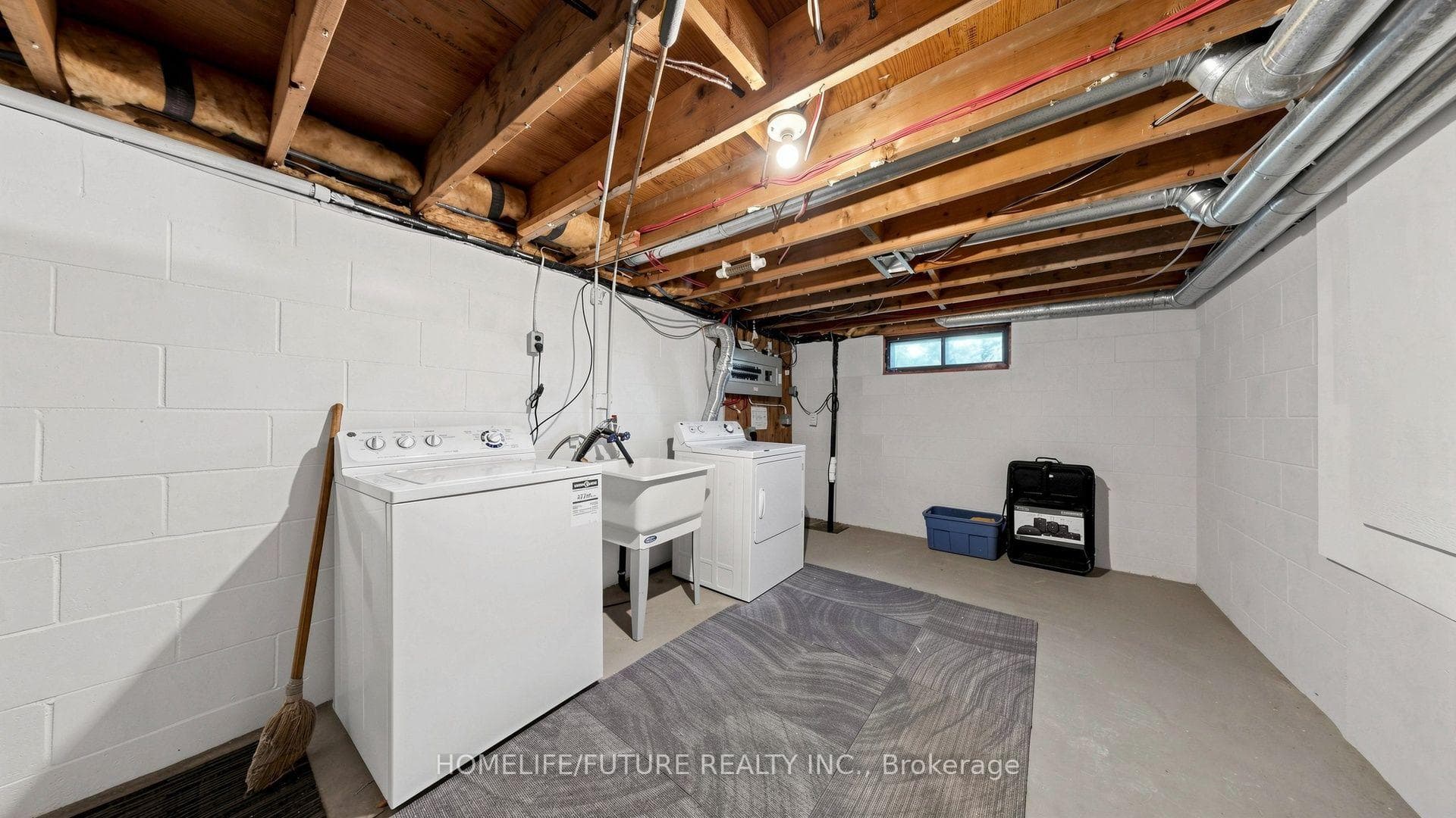 804 Dundas Street photo 43