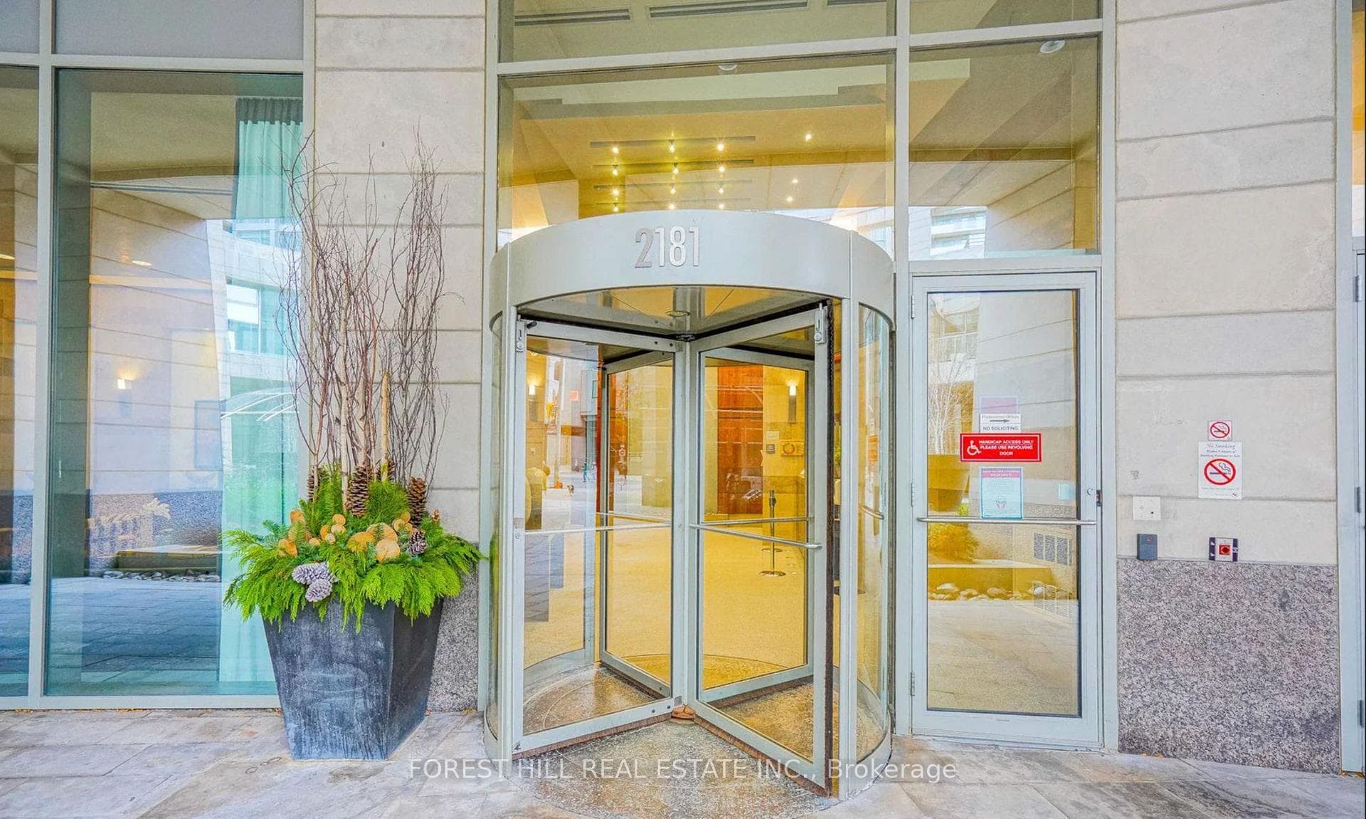 2181 Yonge Street Unit 2704 photo 2