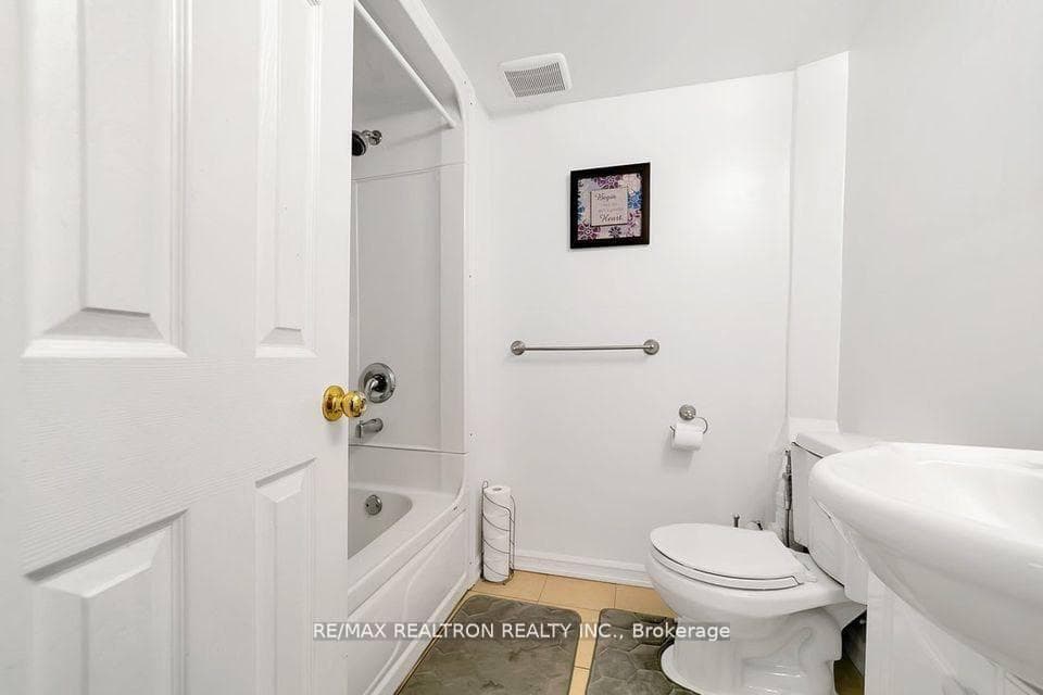 28 Hartwell Way Unit 2 Bed Basement photo 10