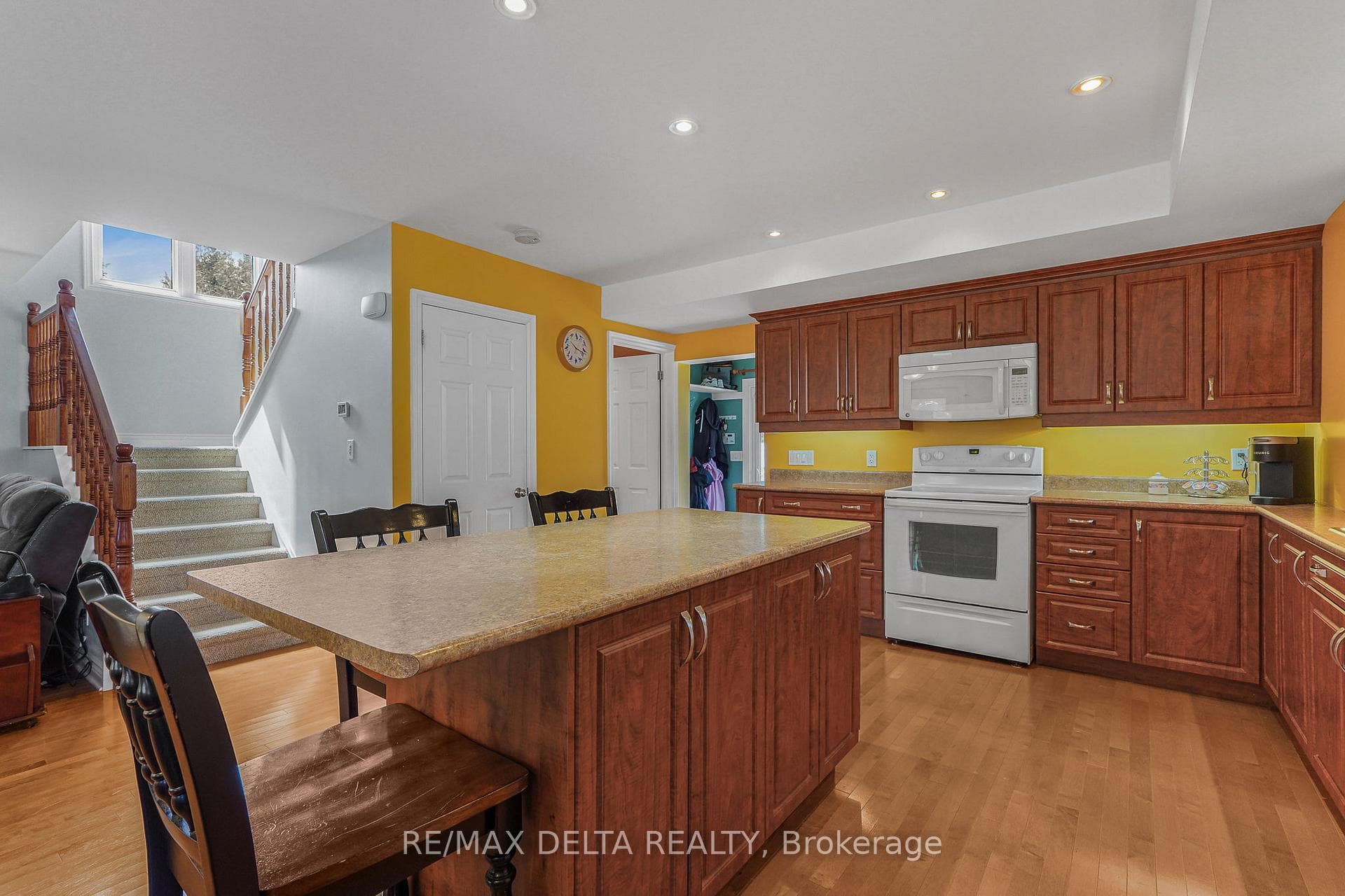 Large island w/2 sided breakfast bar.