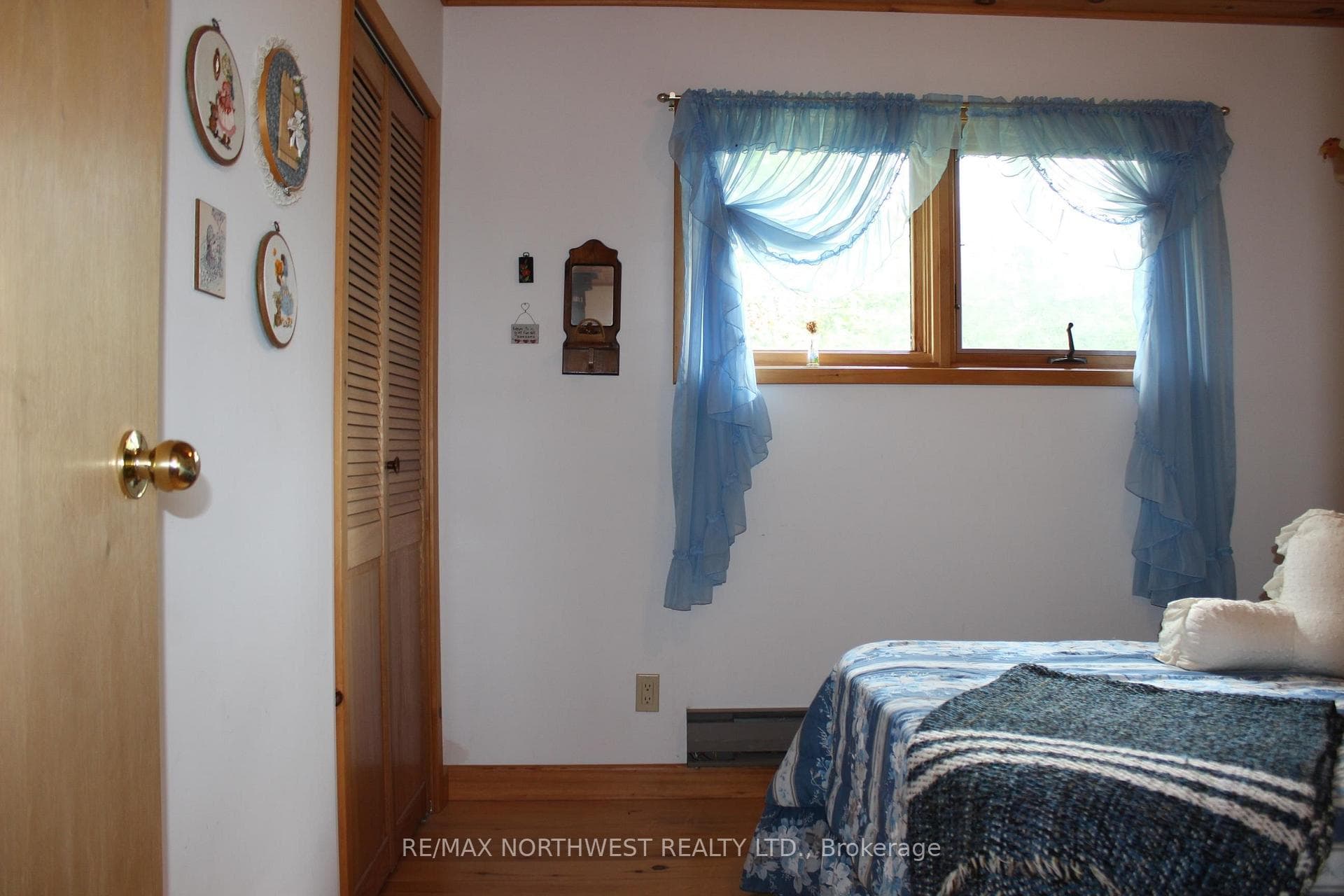 93 STINTZI DR E photo 32