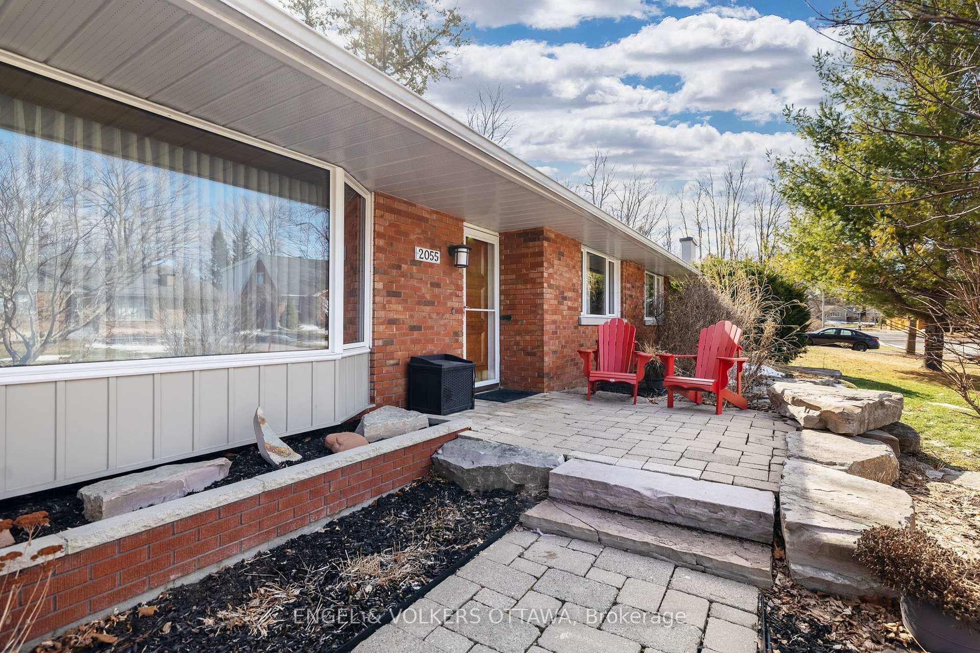 2055 Thorne Avenue photo 3