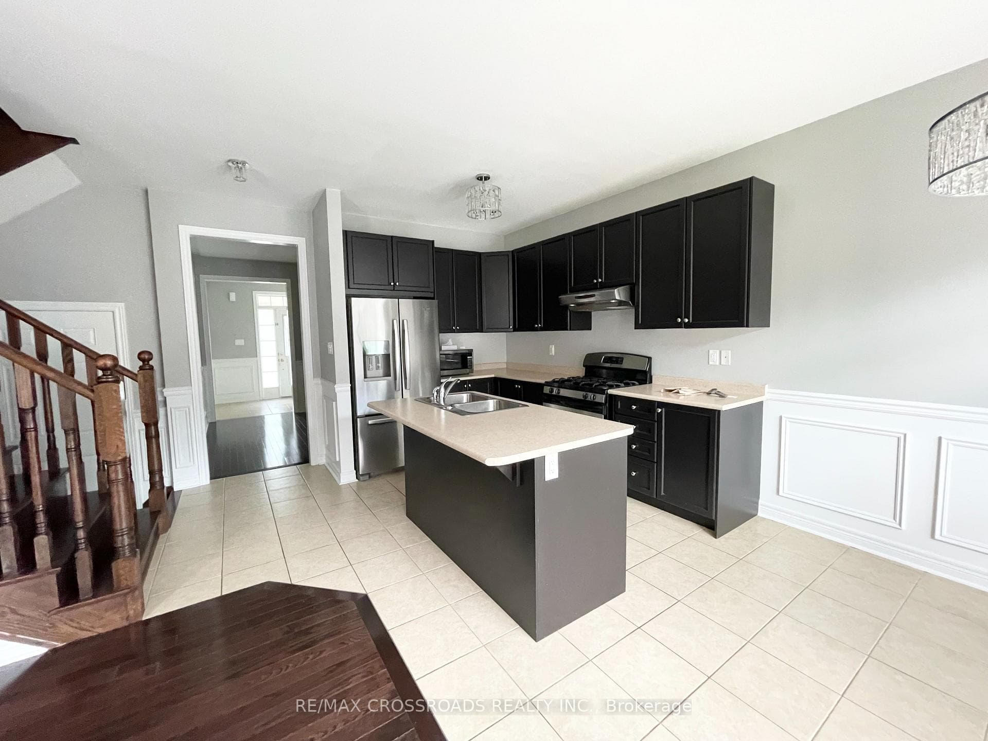 144 Durhamview Crescent photo 2