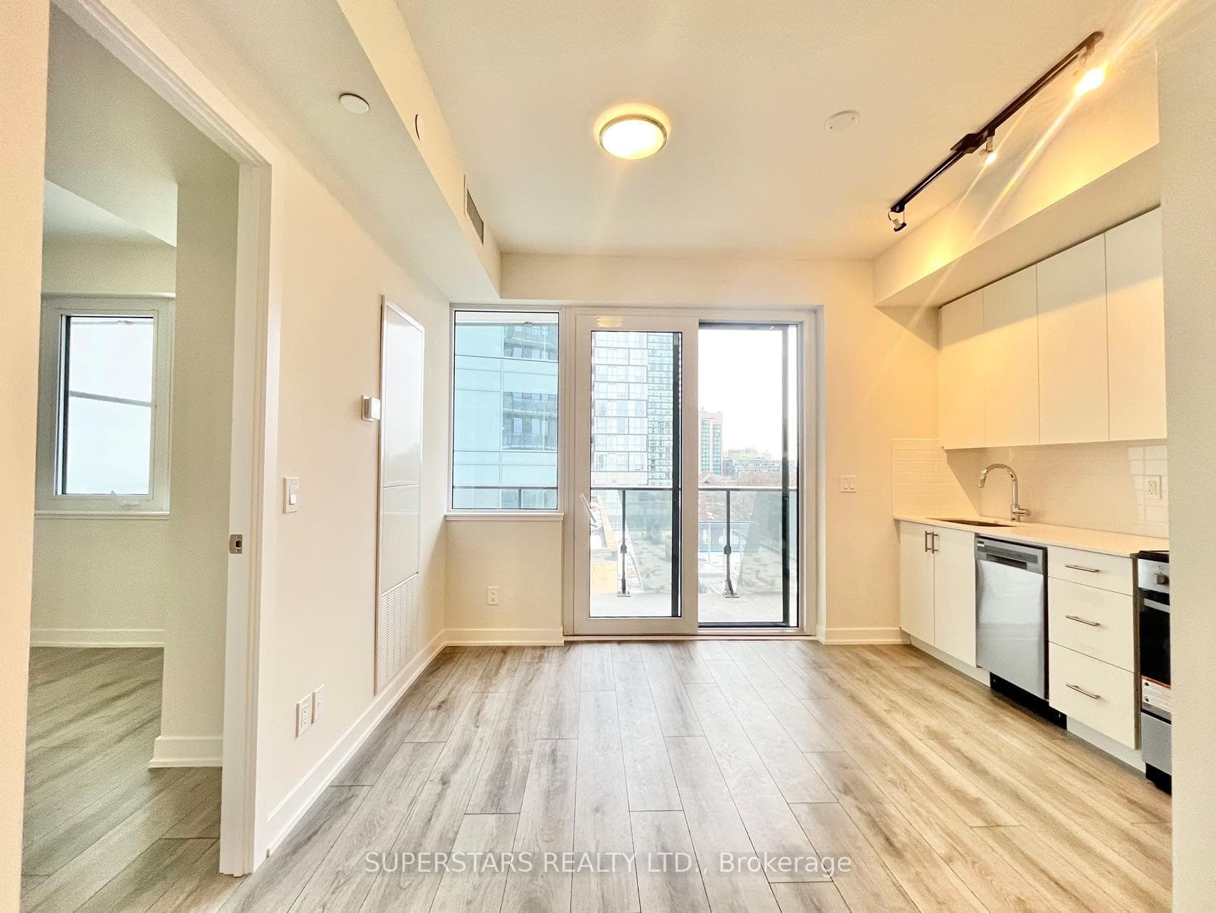 15 Ellerslie Avenue Unit 503 photo 4