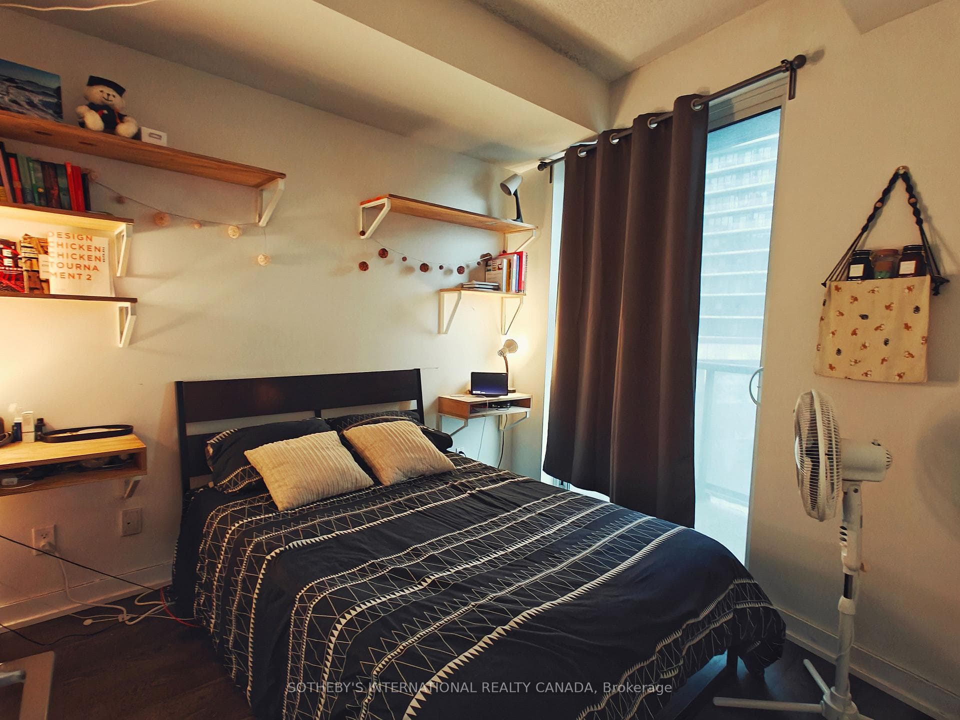 20 Bruyeres Mews Unit 902 photo 7
