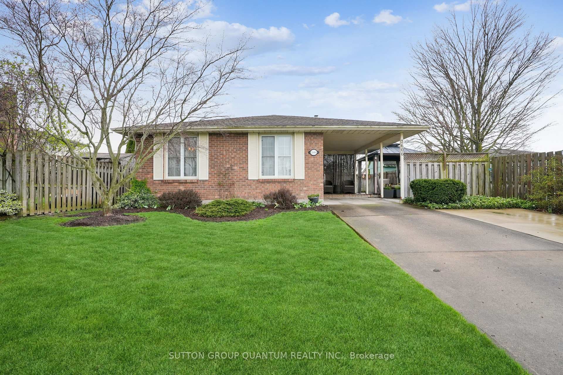7606 Ronnie Crescent photo 1