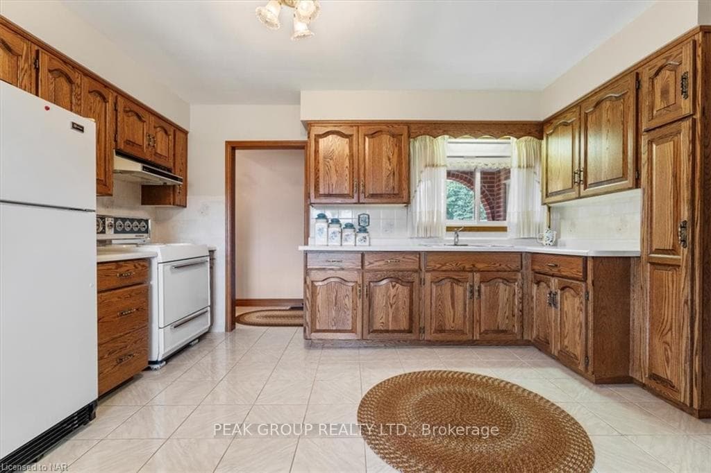 5966 BARTON Crescent photo 4