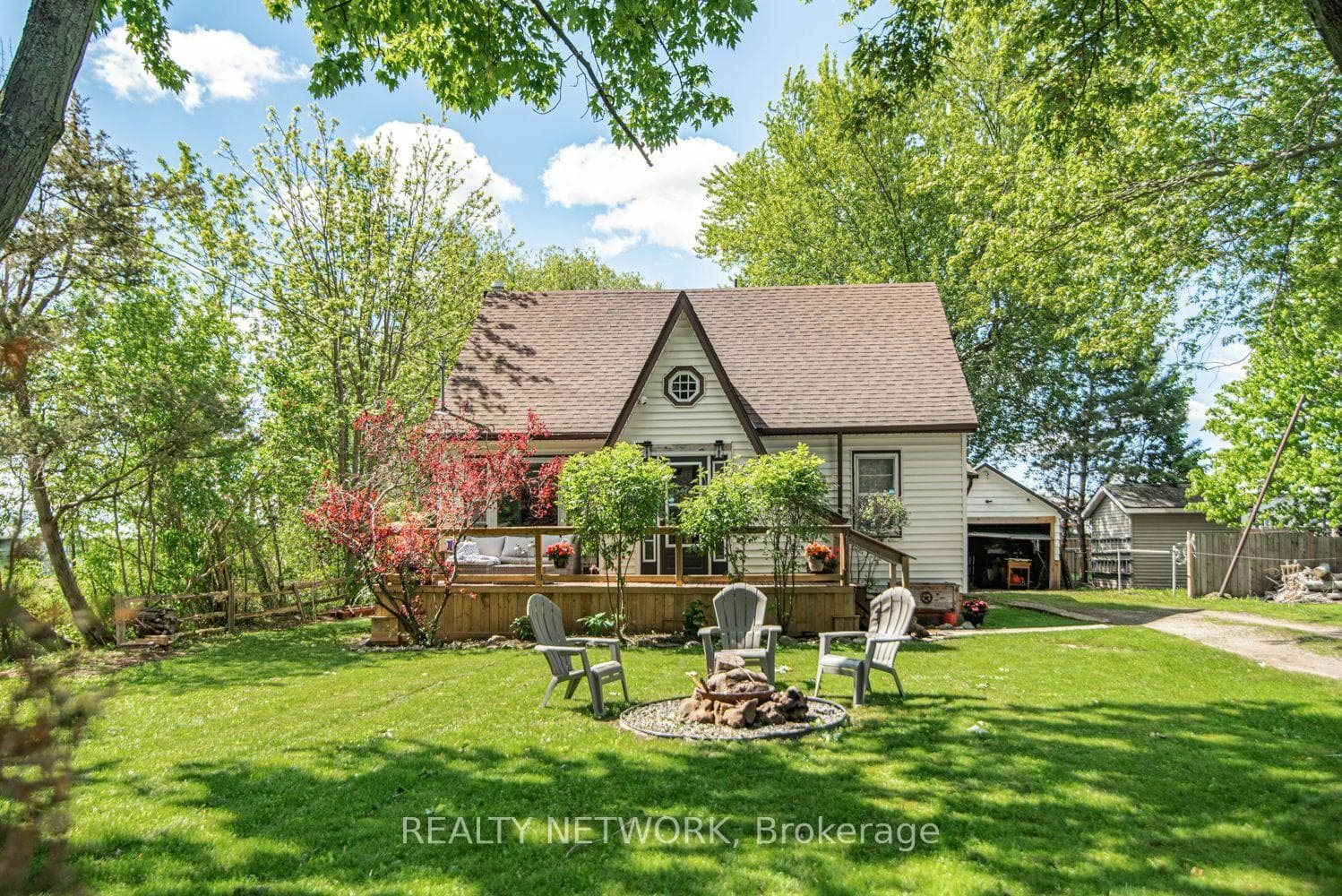 32 Grant Avenue photo 1