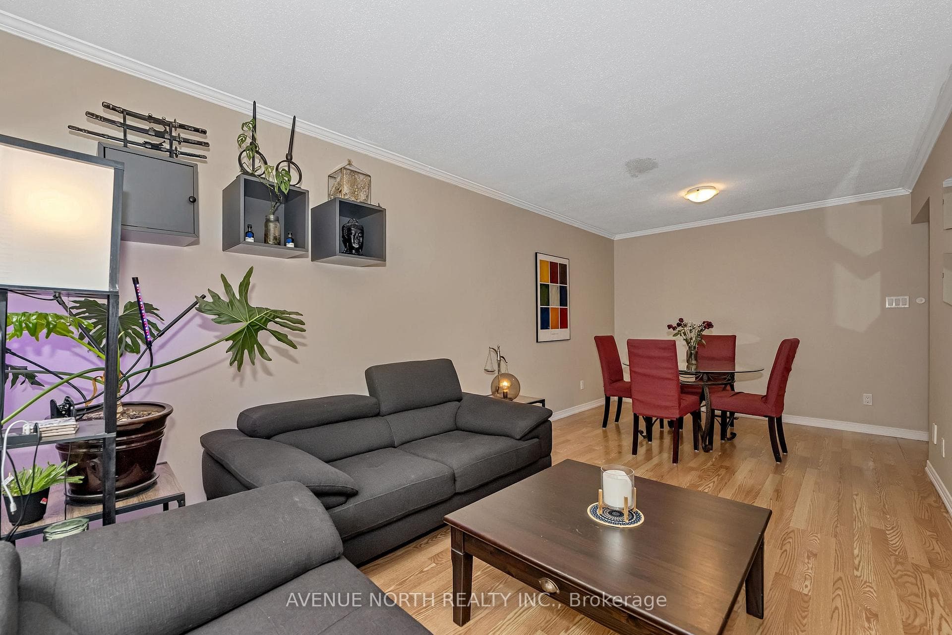 120 MARKLAND Crescent photo 8