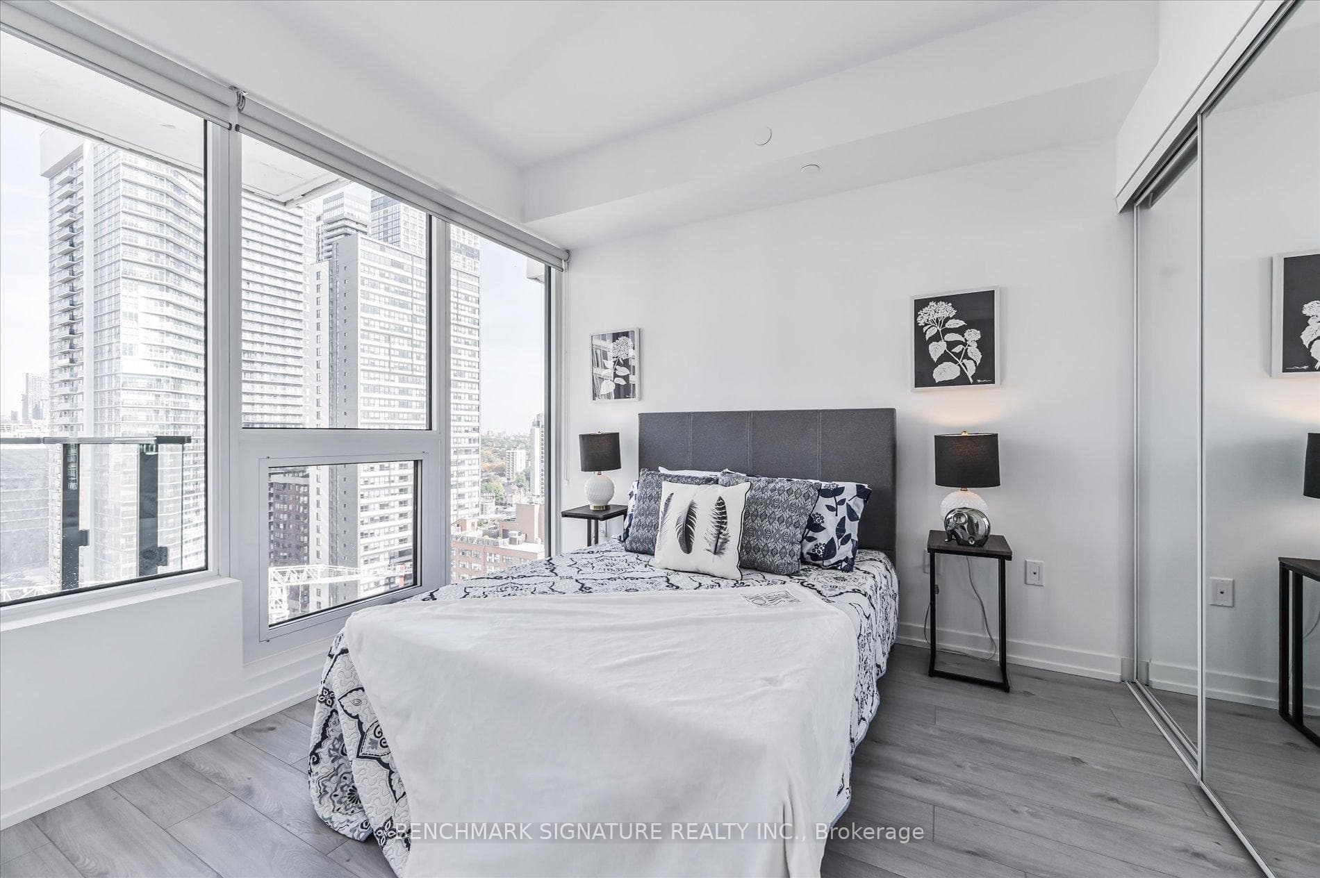 77 Shuter Street Unit 2011 photo 14
