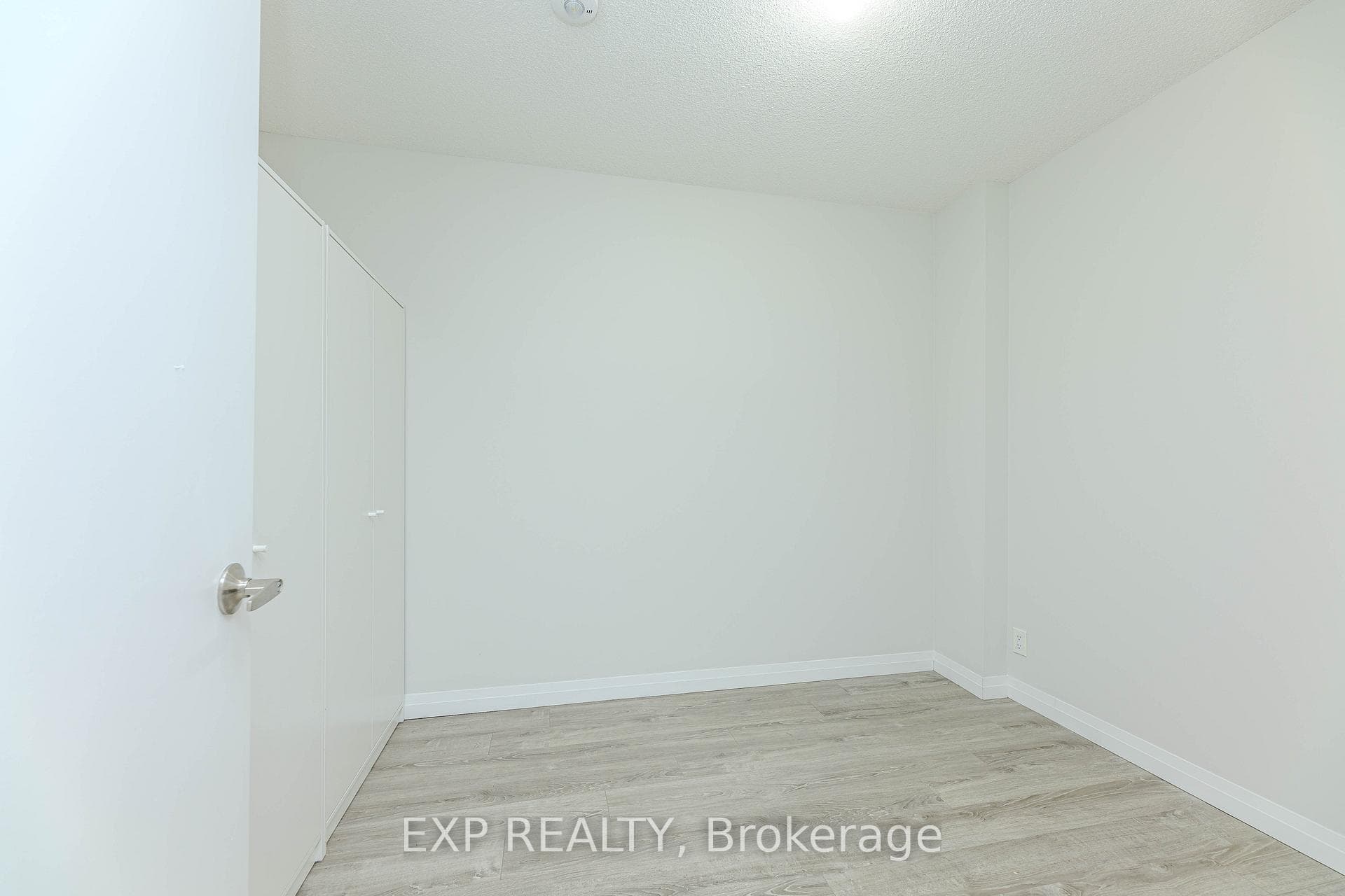 2152 Lawrence Avenue Unit 807 photo 12