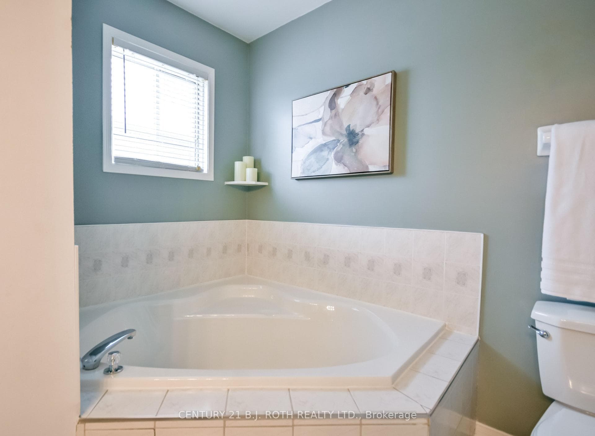 4 piece ensuite with separate shower & soaker tub!