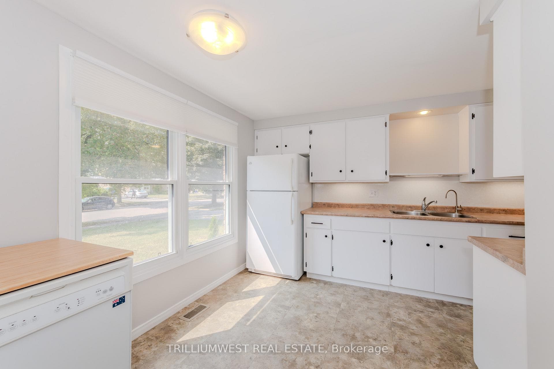 422 Dunvegan Drive photo 5
