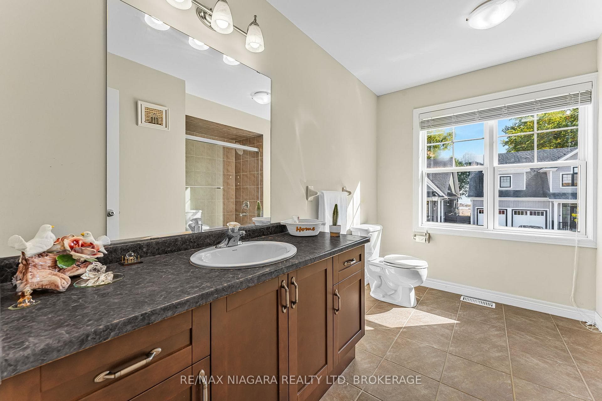 750 Lakeshore Road photo 22