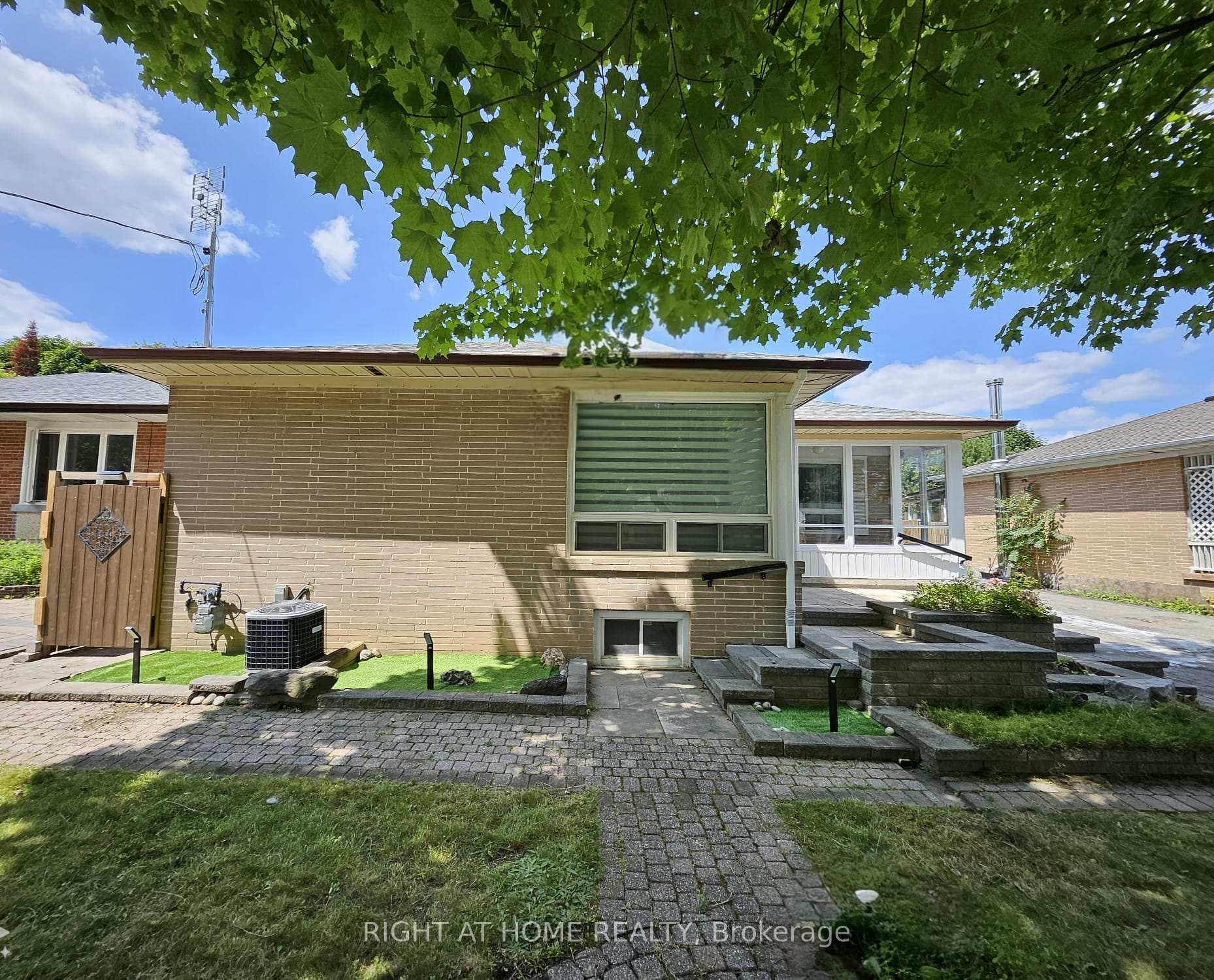96 Rockport Crescent photo 1