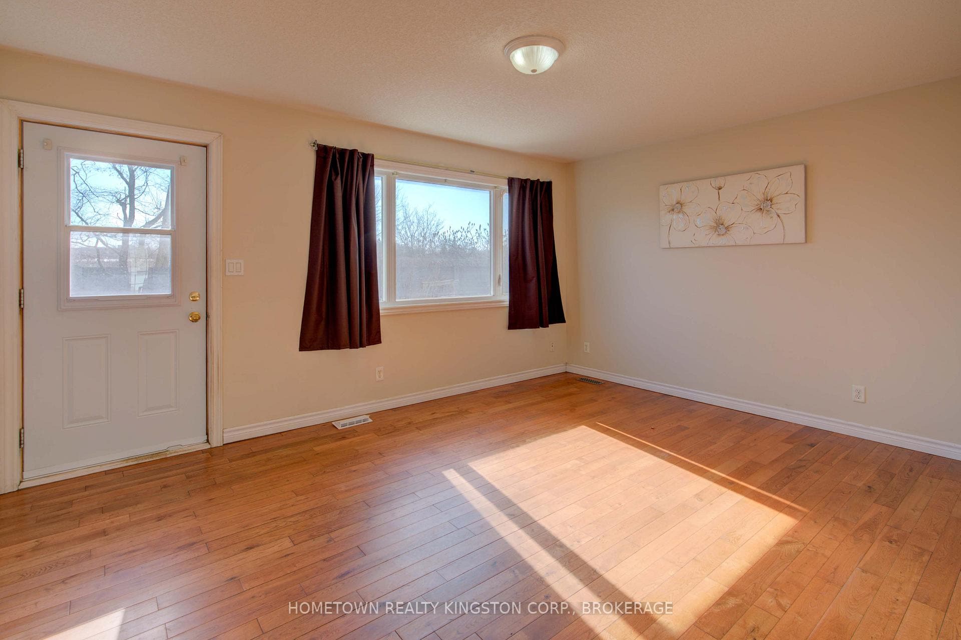 216 Briceland Street photo 10