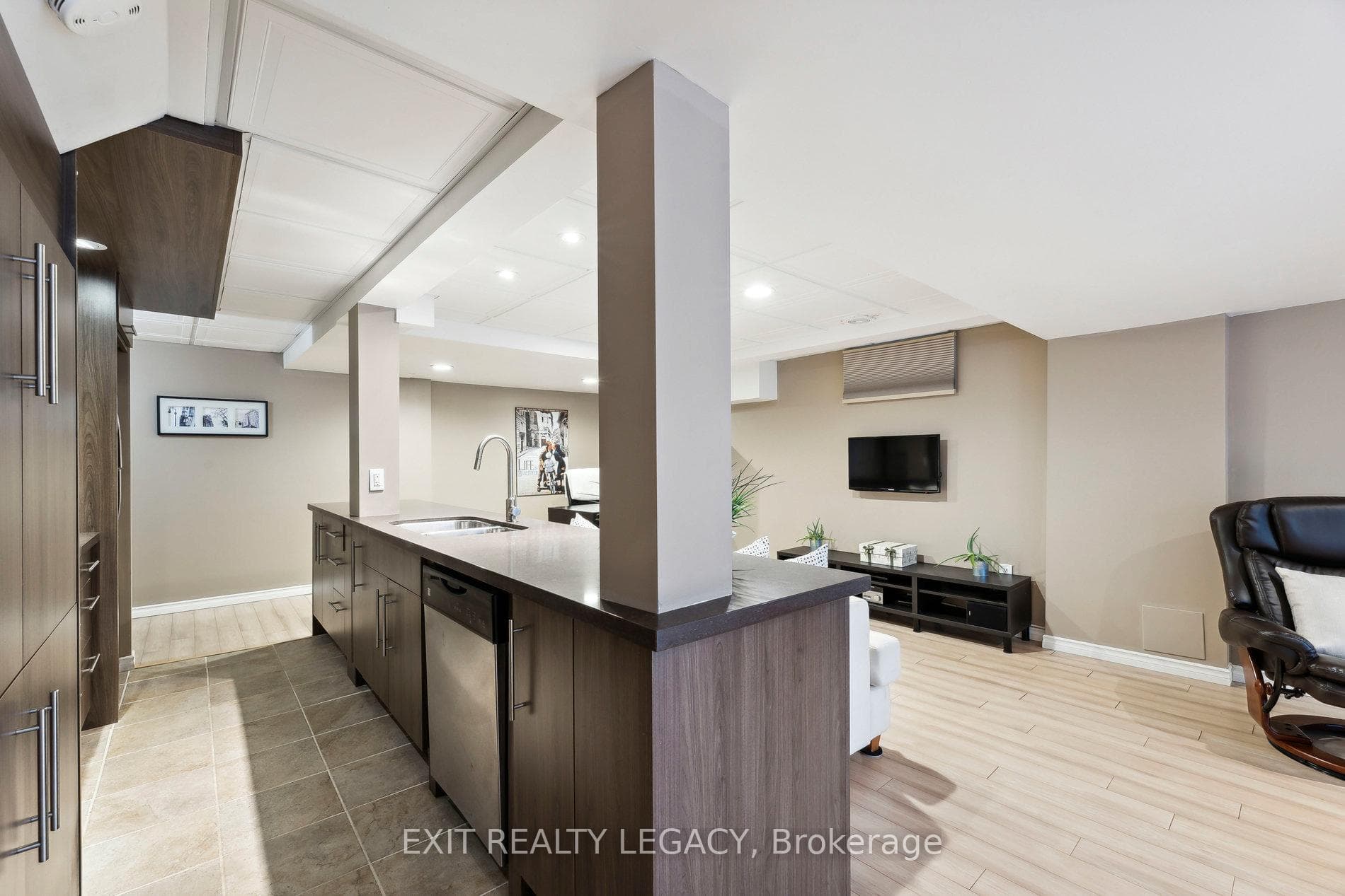 1586 Heathside Crescent photo 29