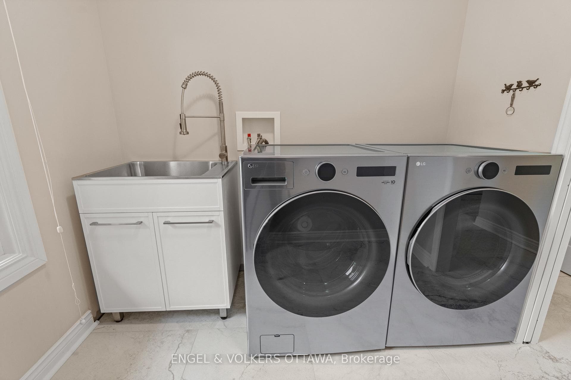 5596 Scobie Crescent photo 21