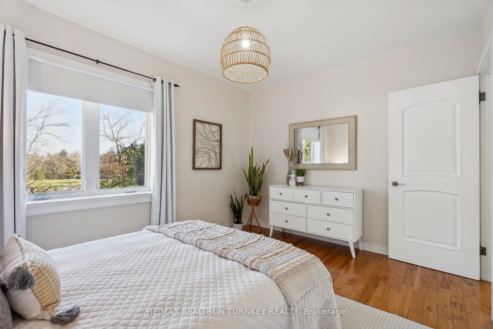 Panoramic Views of Yard and Park!