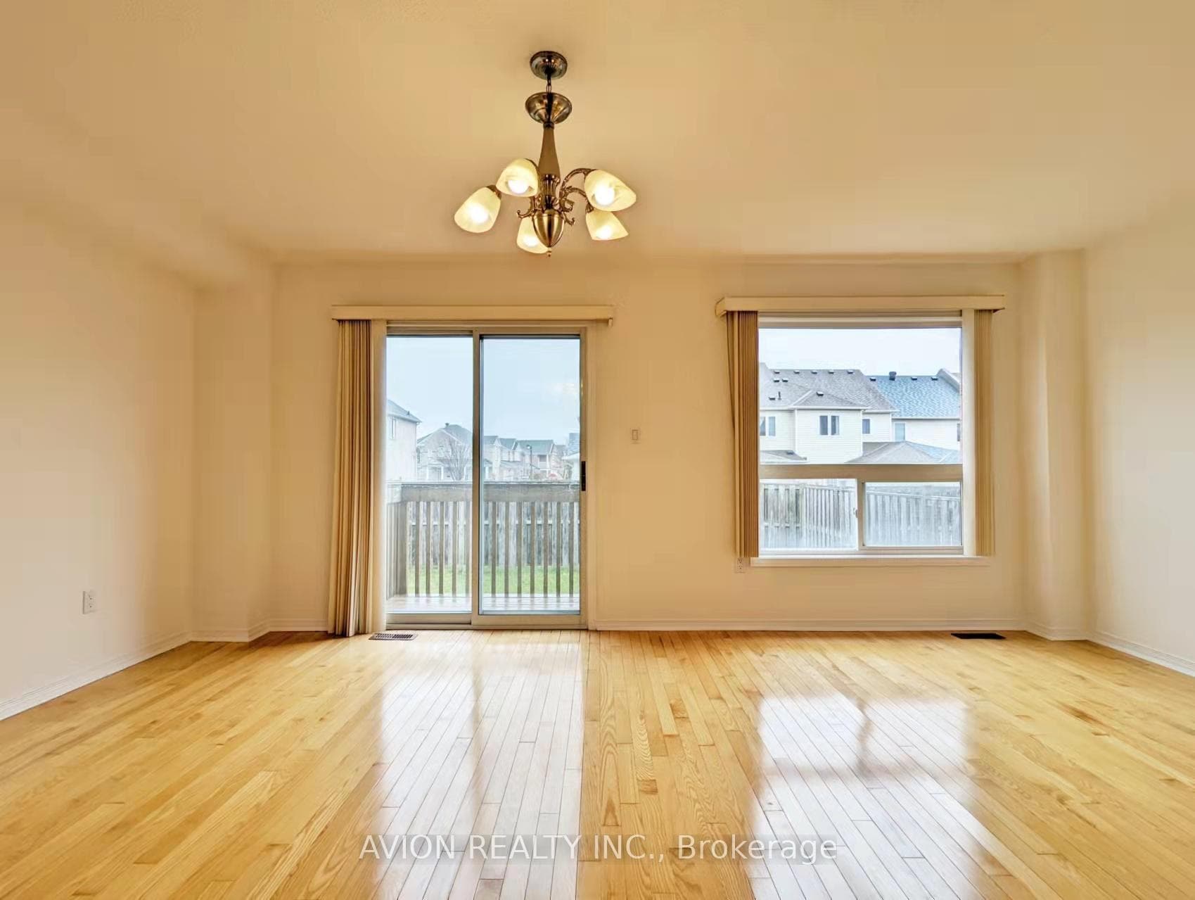 77 Warren Bradley Street photo 8