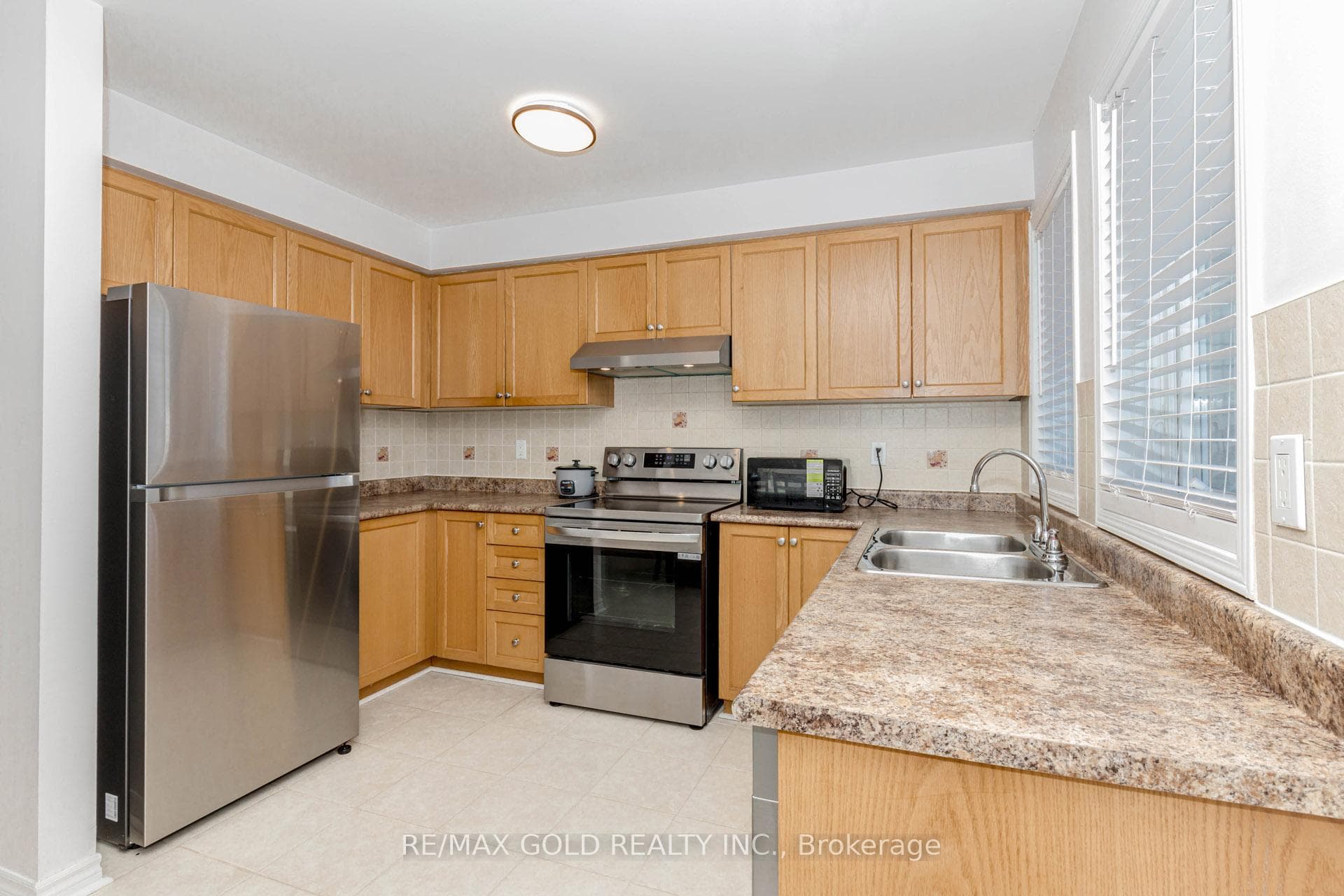 83 Spadina Road photo 22
