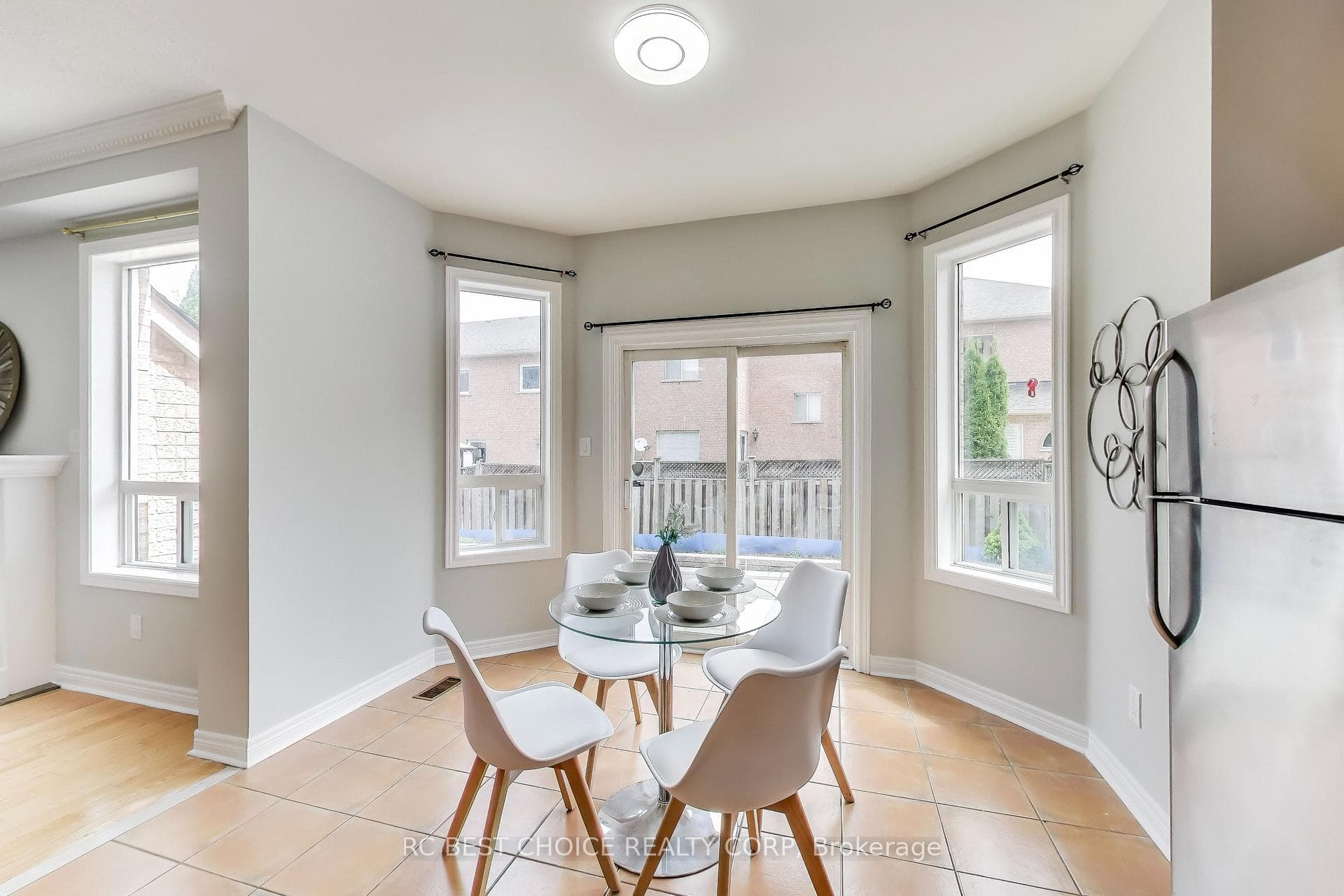 Kitchen/Breakfast w/Walkout to Backyard