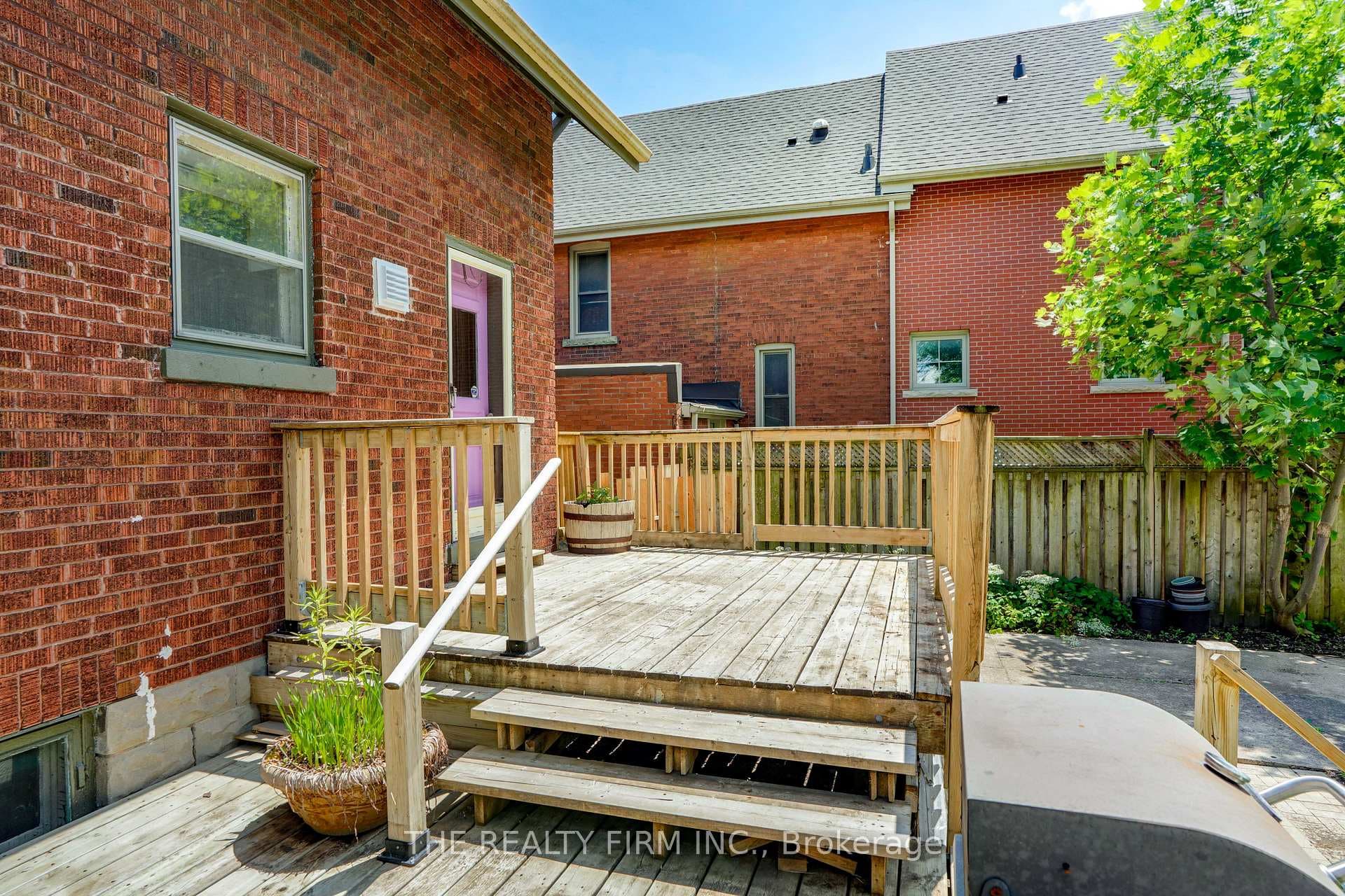 925 Maitland Street photo 27