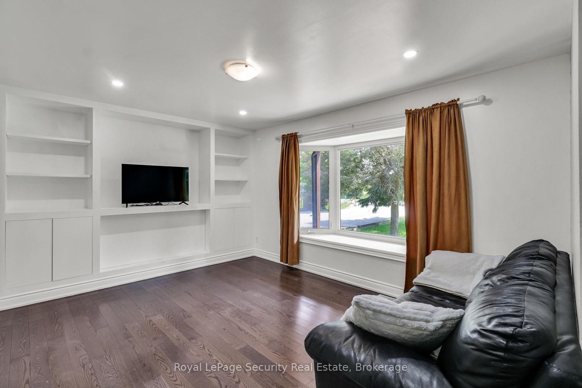 5976 Tenth Line photo 11