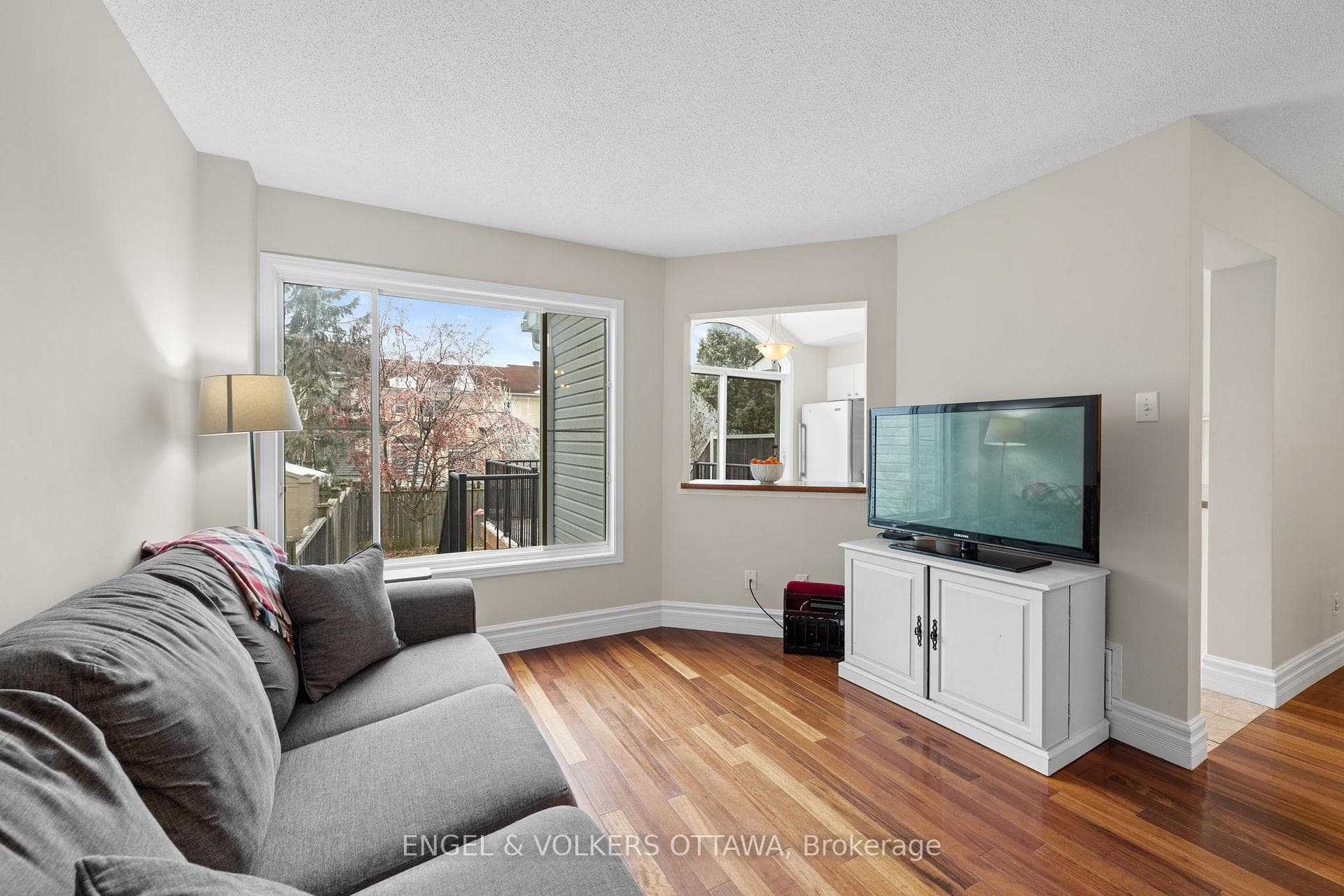 526 Meadowbreeze Drive photo 10