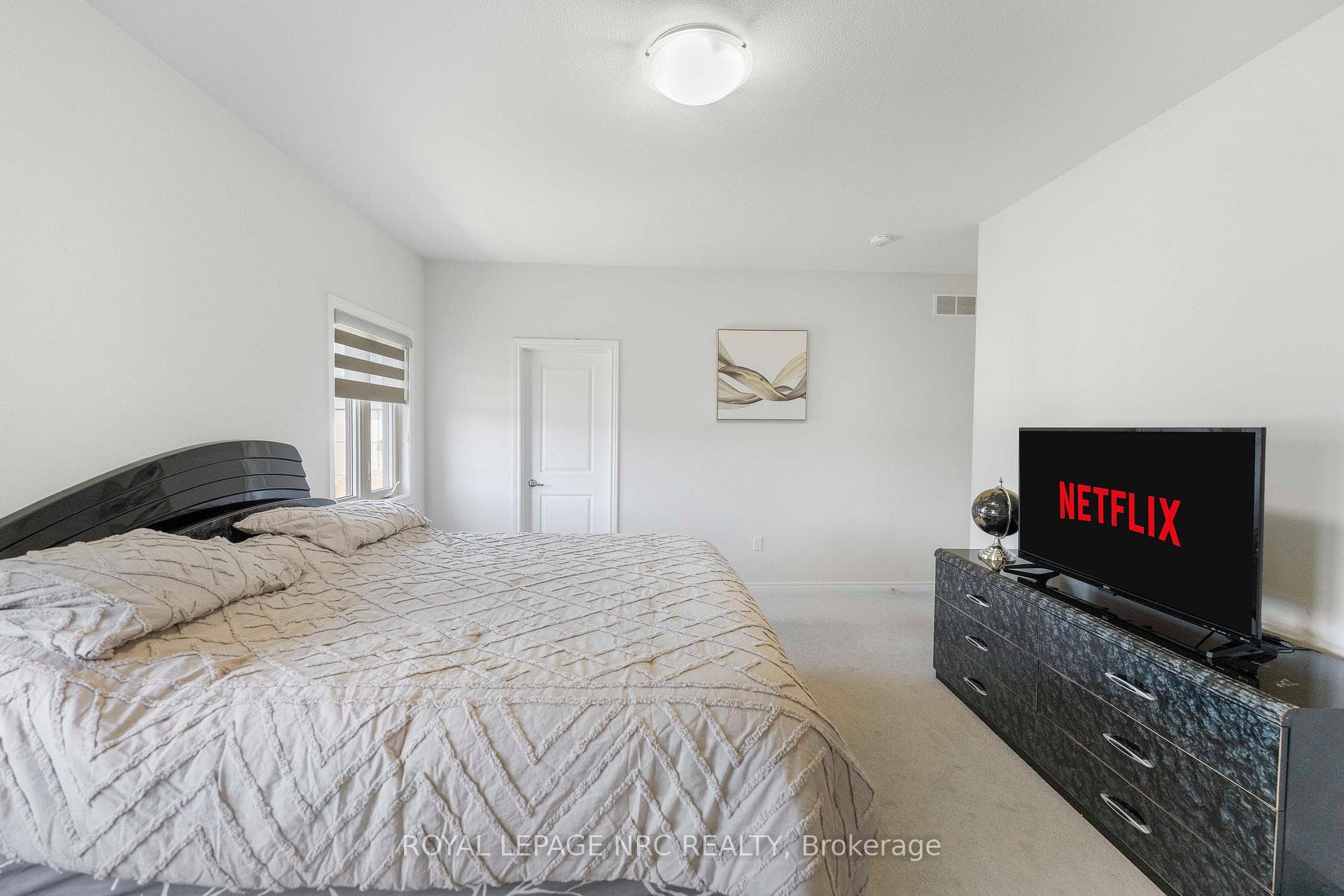 12 Swan Avenue photo 32
