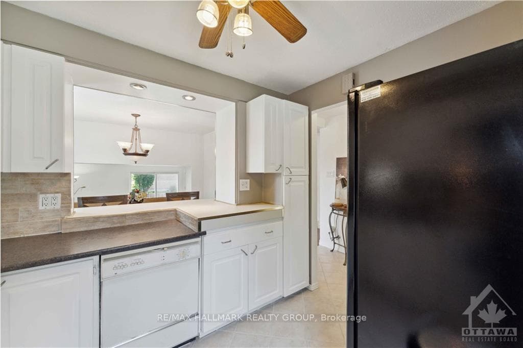 1742 LAMOUREUX Drive Unit A photo 13