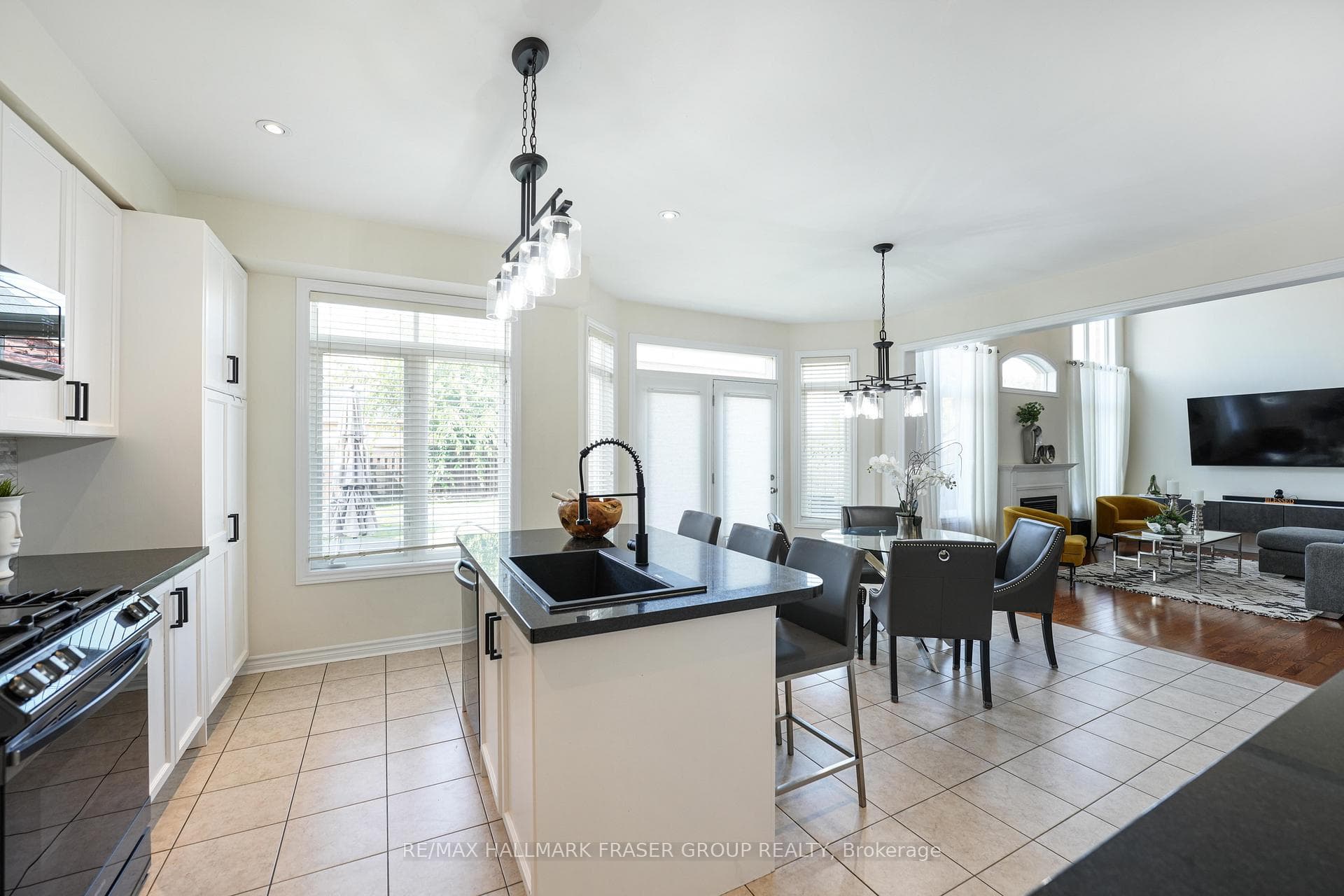 2309 Southcott Road photo 12