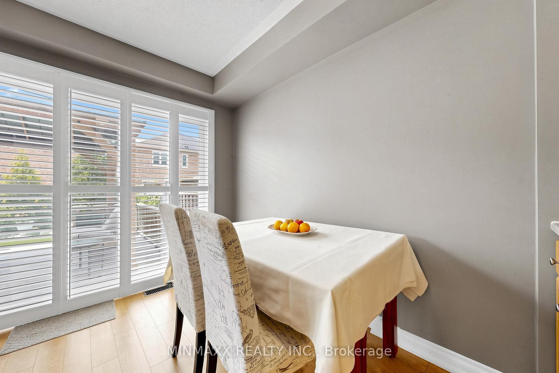 1164 CHAPMAN Crescent photo 12