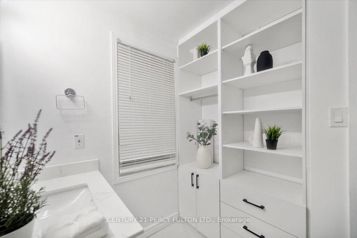99 Palmdale Dr- washroom
