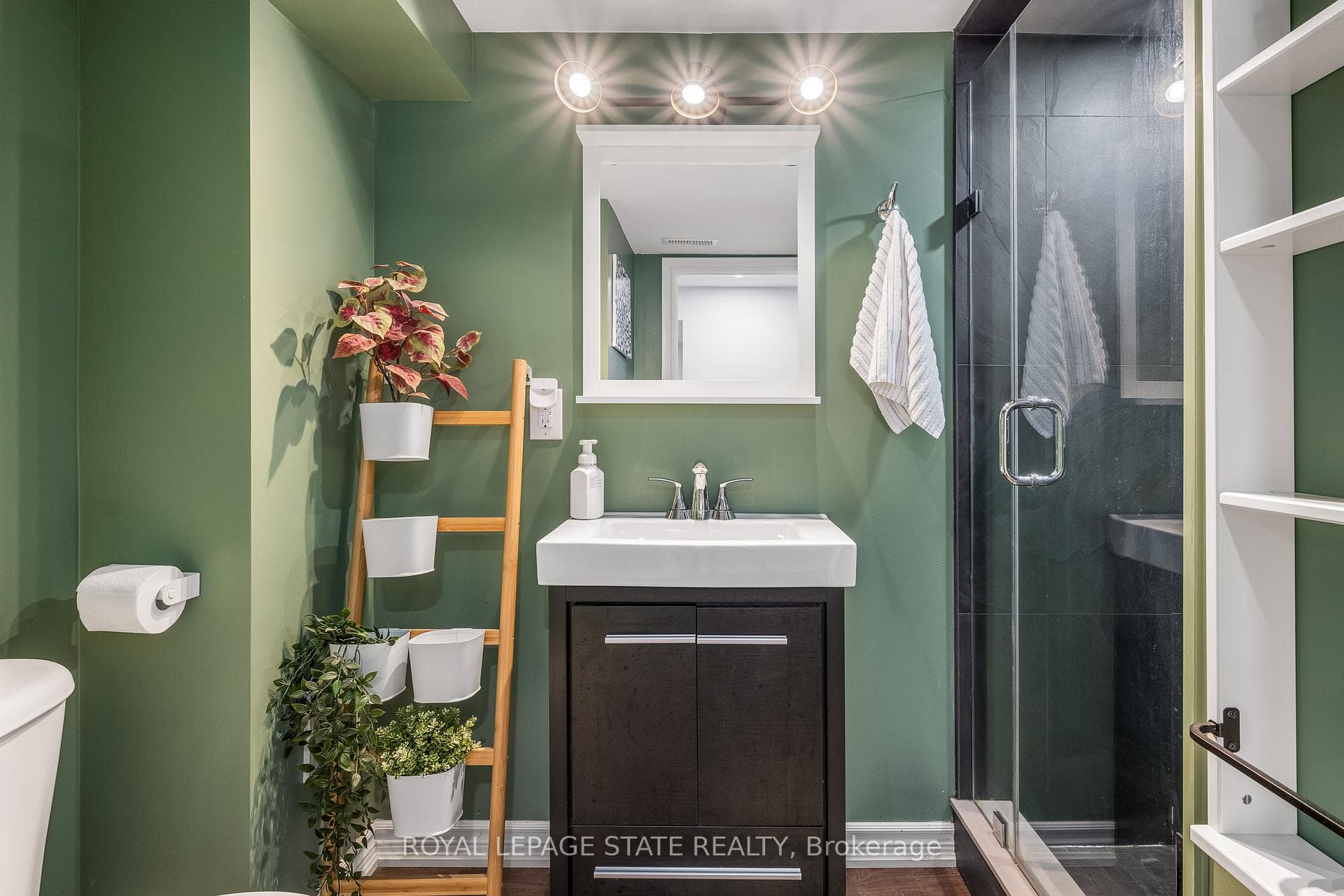 126 Queensdale Avenue photo 23