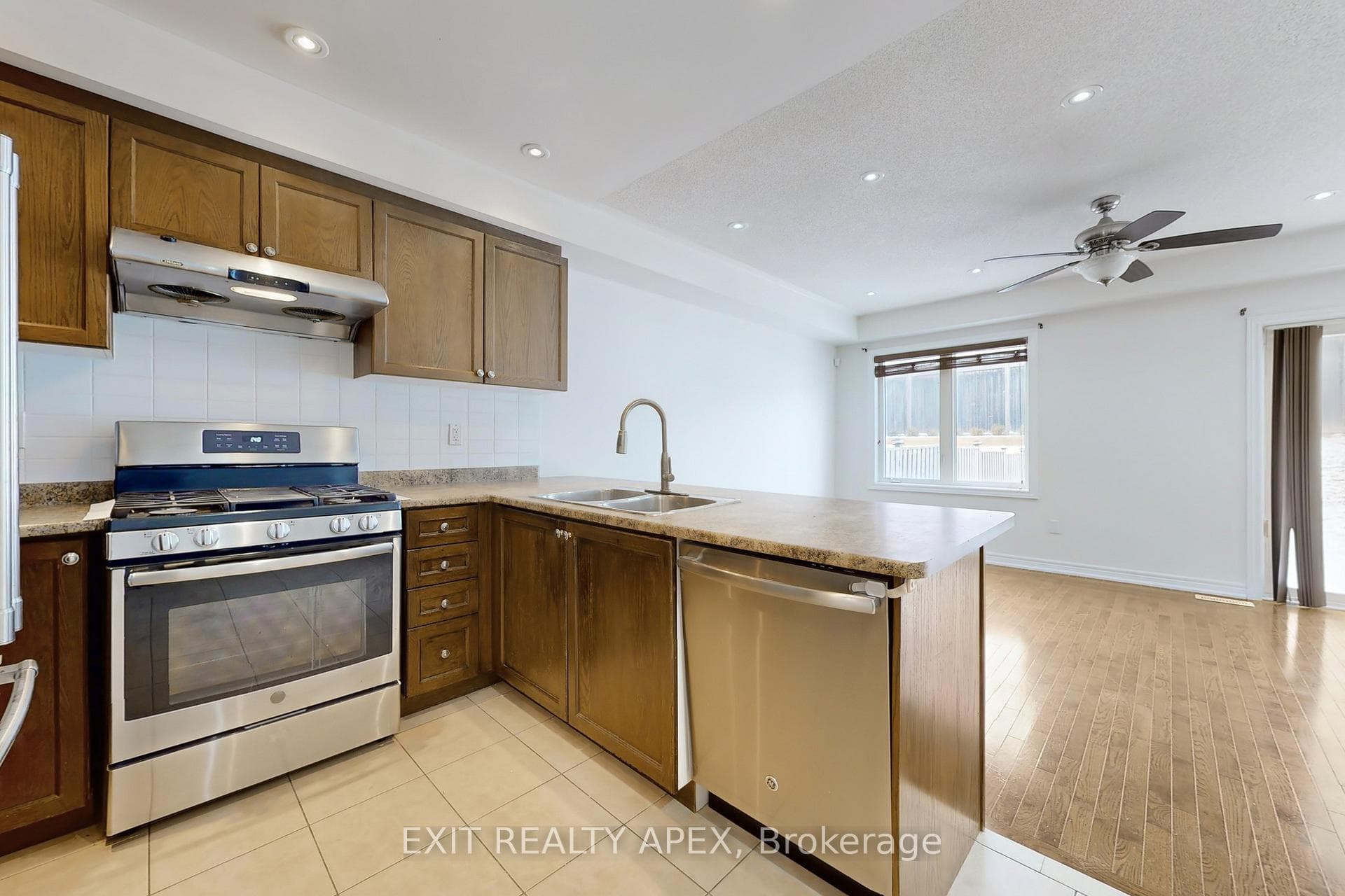 343 Bussel Crescent photo 10