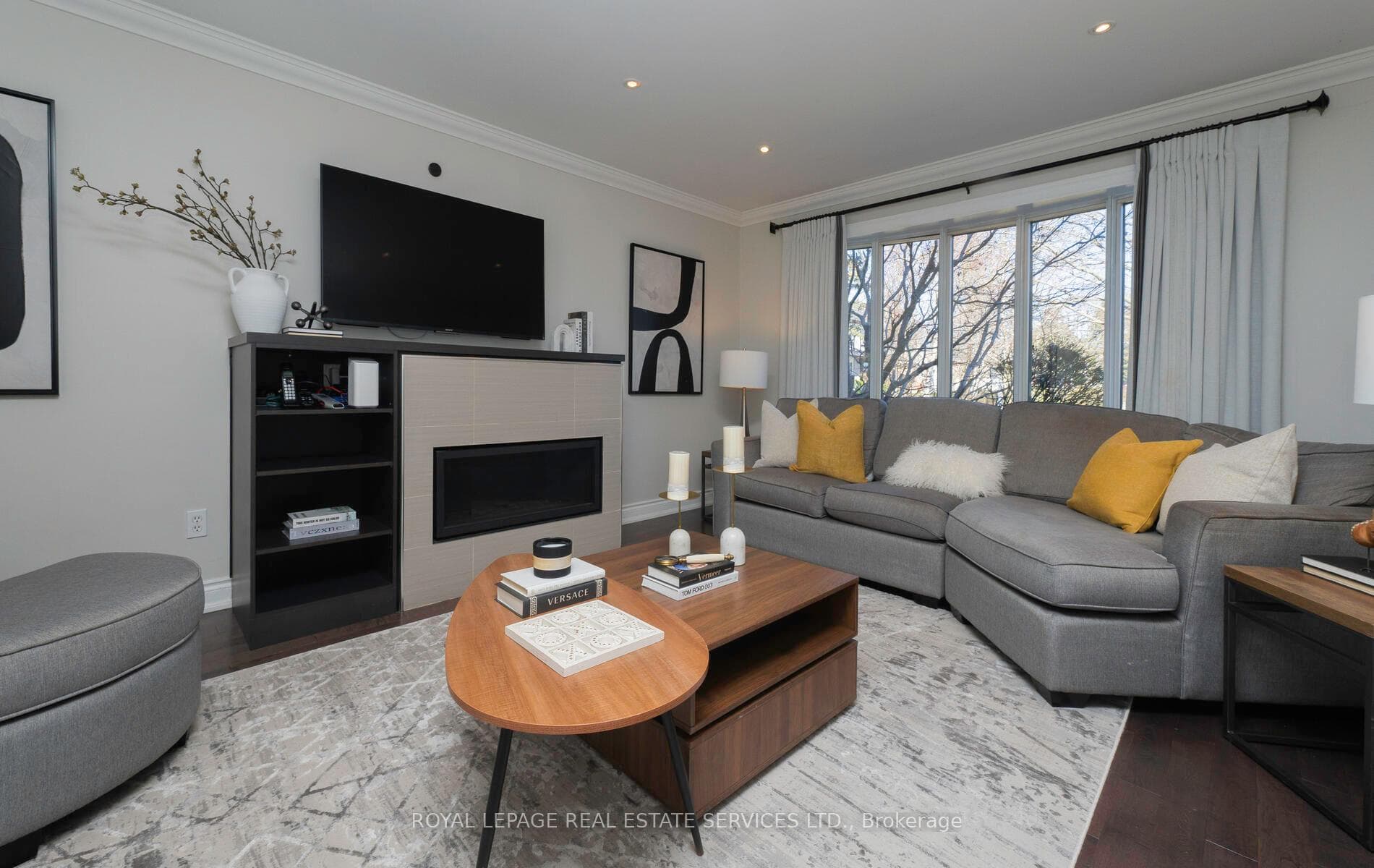 LIVING RM, GAS FIREPLACE, HARDWOOD FLR, BAY WINDOW