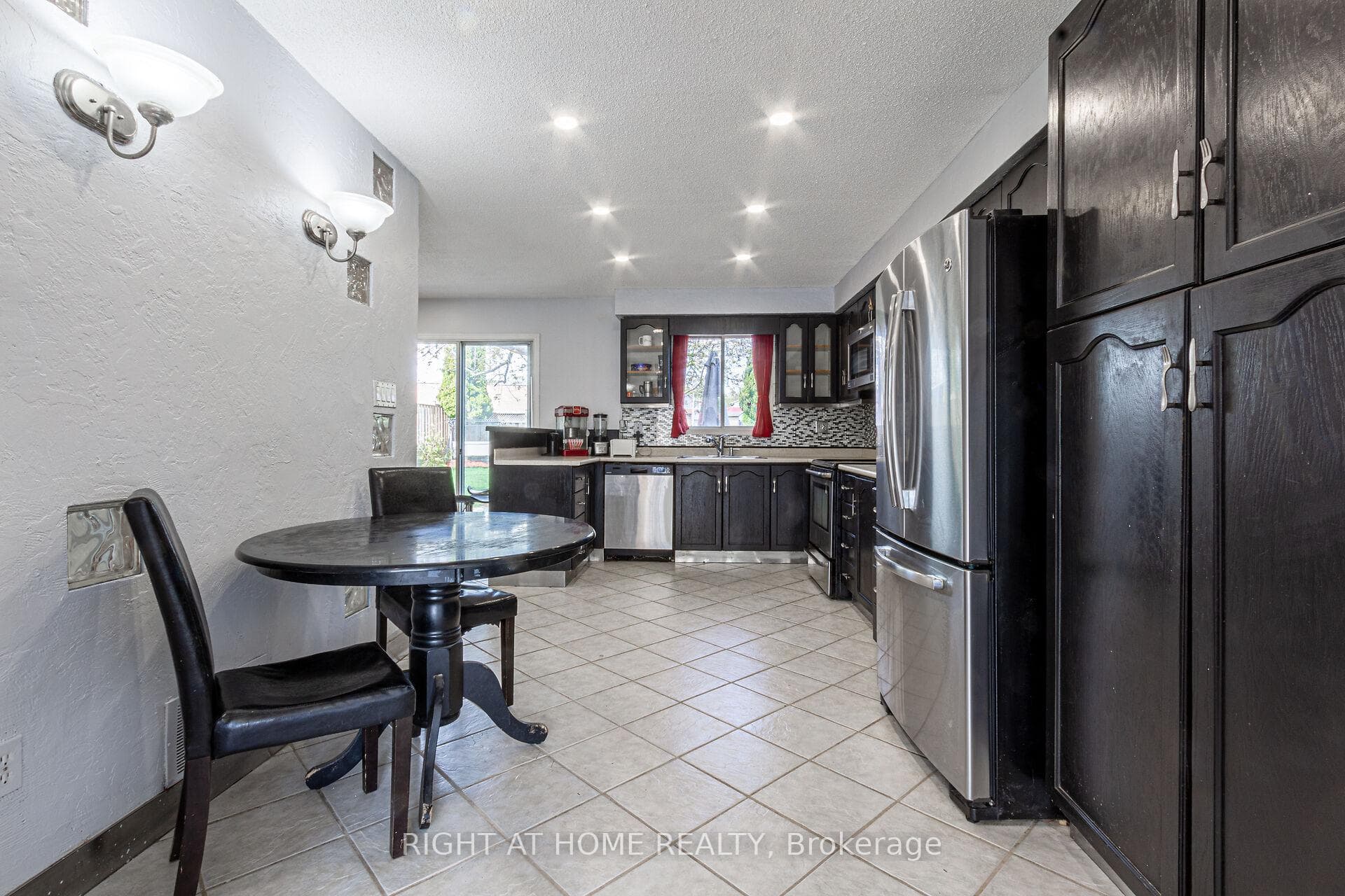 2425 Coventry Way photo 13