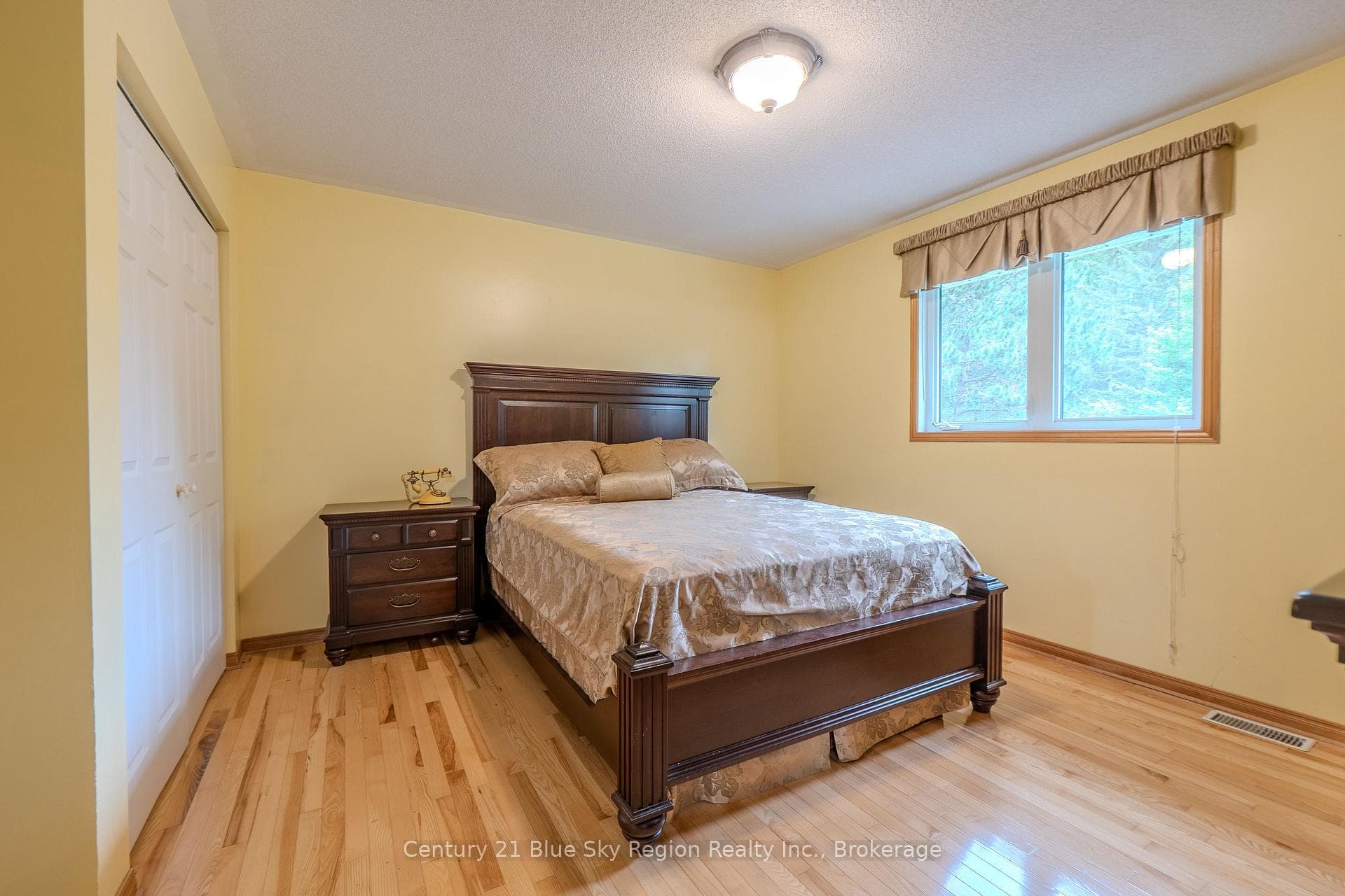 310 Pinecreek Crescent photo 26