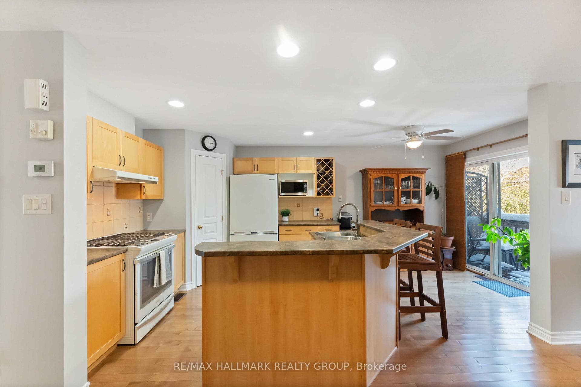 135 TANDALEE Crescent photo 7