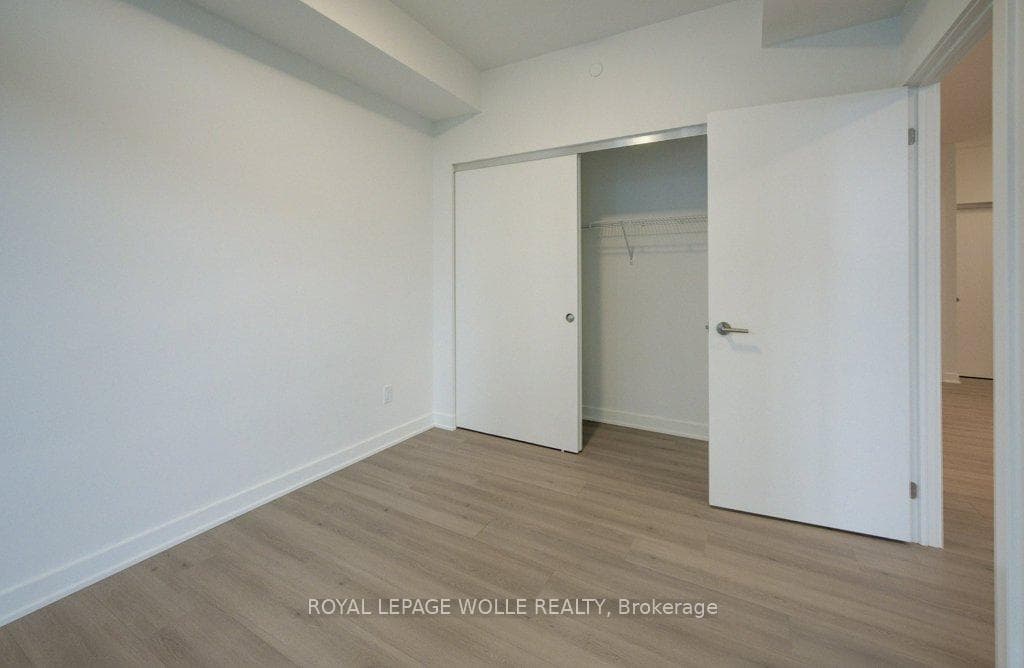 Actual layout is reversed. Door is on the left.