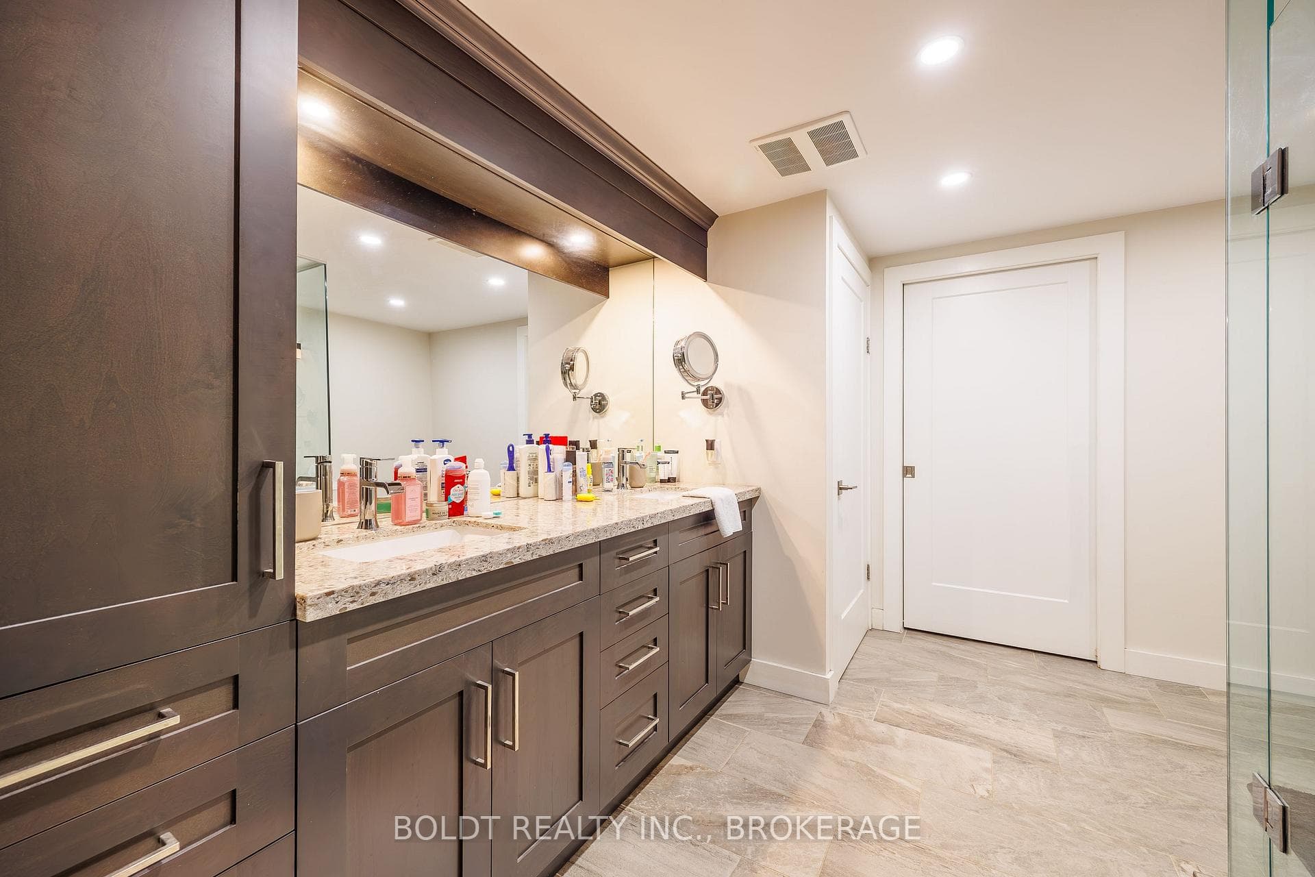 4 pce ensuite with double sinks & laundry closet